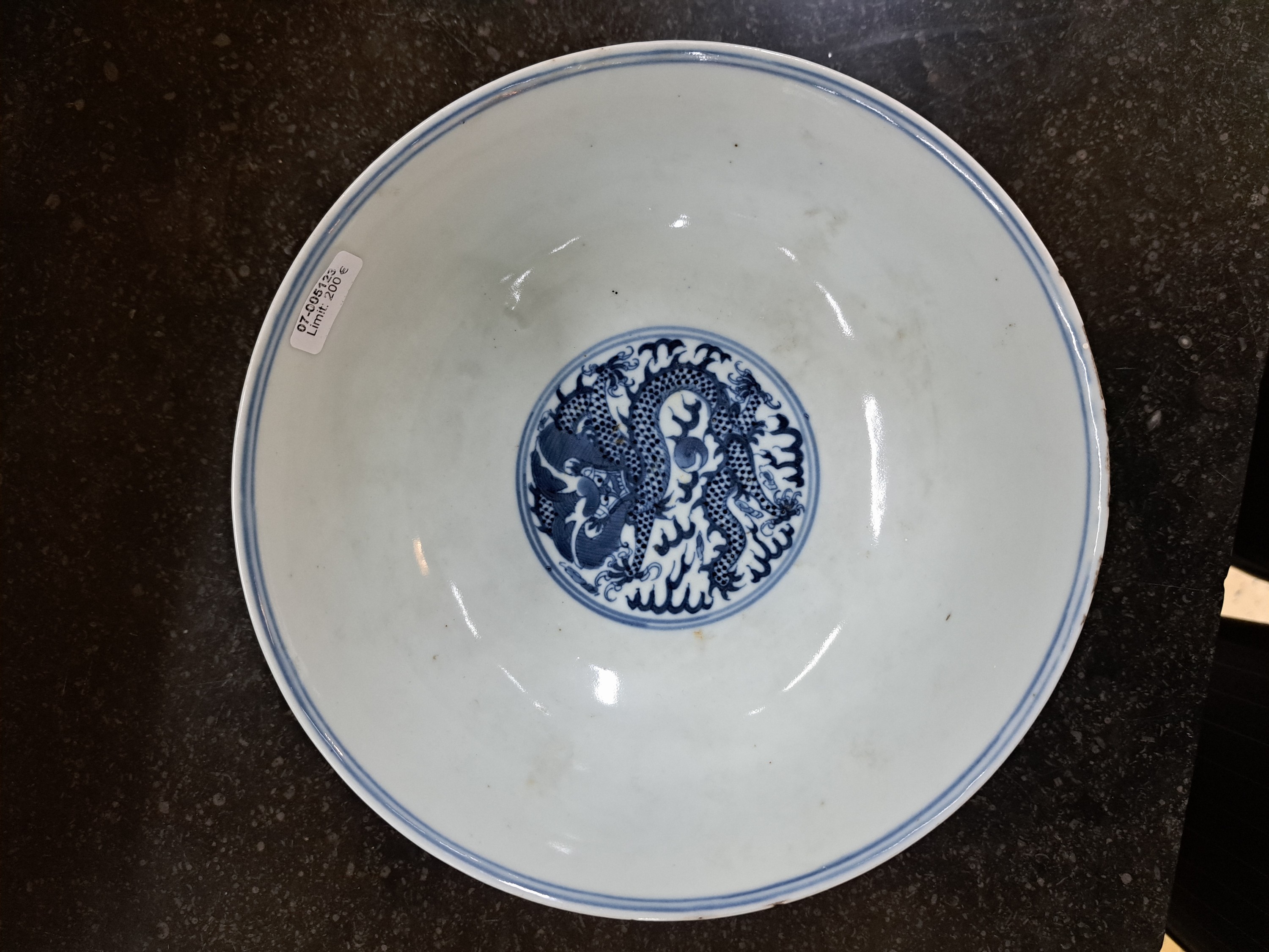 Detail b: Schale, China, nach Kang Xi-Vorbild, 19. Jh., blaue Unterglasurbemalung, Wandung mit zwei Drachen und Wolkenmotiv, mittig innen auch ...