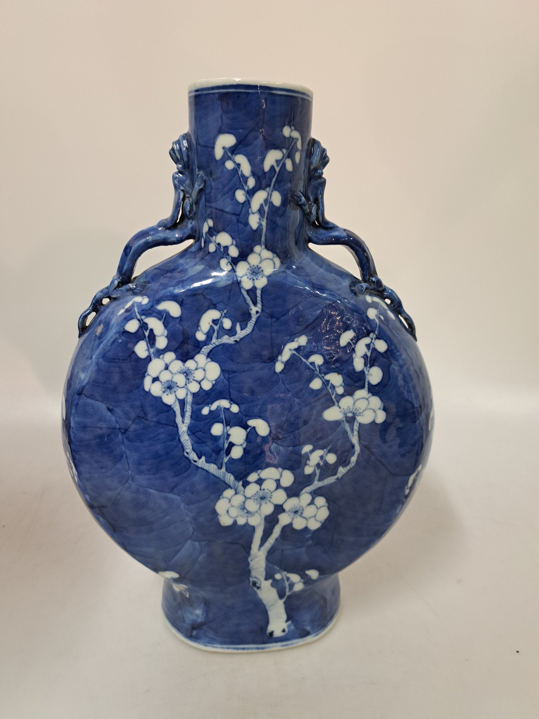 Detail a: Vase und Schale, China, 19. Jh., Unterglasurbemalung, stil. Blätterdekor, ca. H. 11 cm, D. 19.5 cm, Vase mit blühenden Kirschbaumzweigen dekoriert, ...