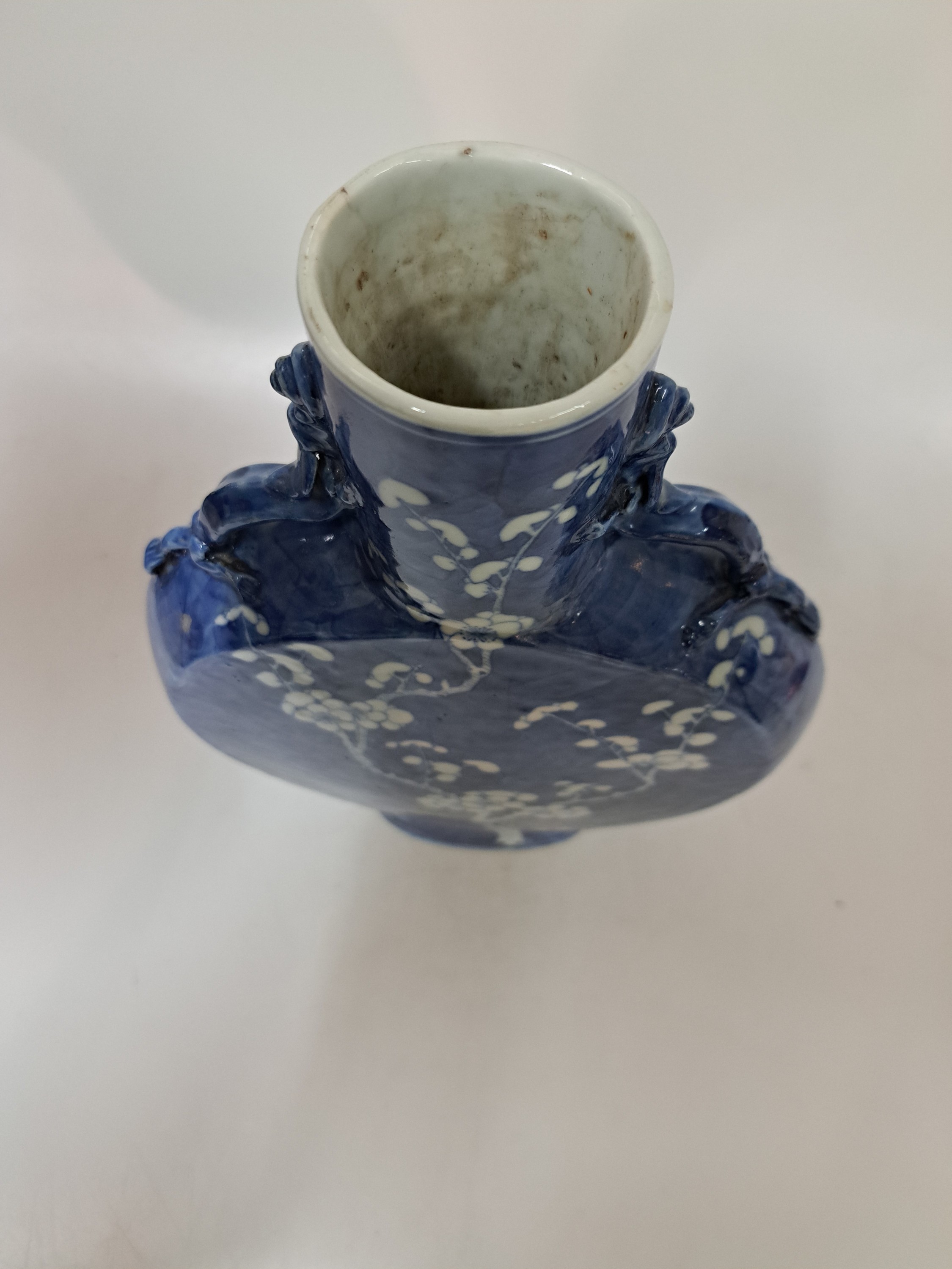 Detail b: Vase und Schale, China, 19. Jh., Unterglasurbemalung, stil. Blätterdekor, ca. H. 11 cm, D. 19.5 cm, Vase mit blühenden Kirschbaumzweigen dekoriert, ...