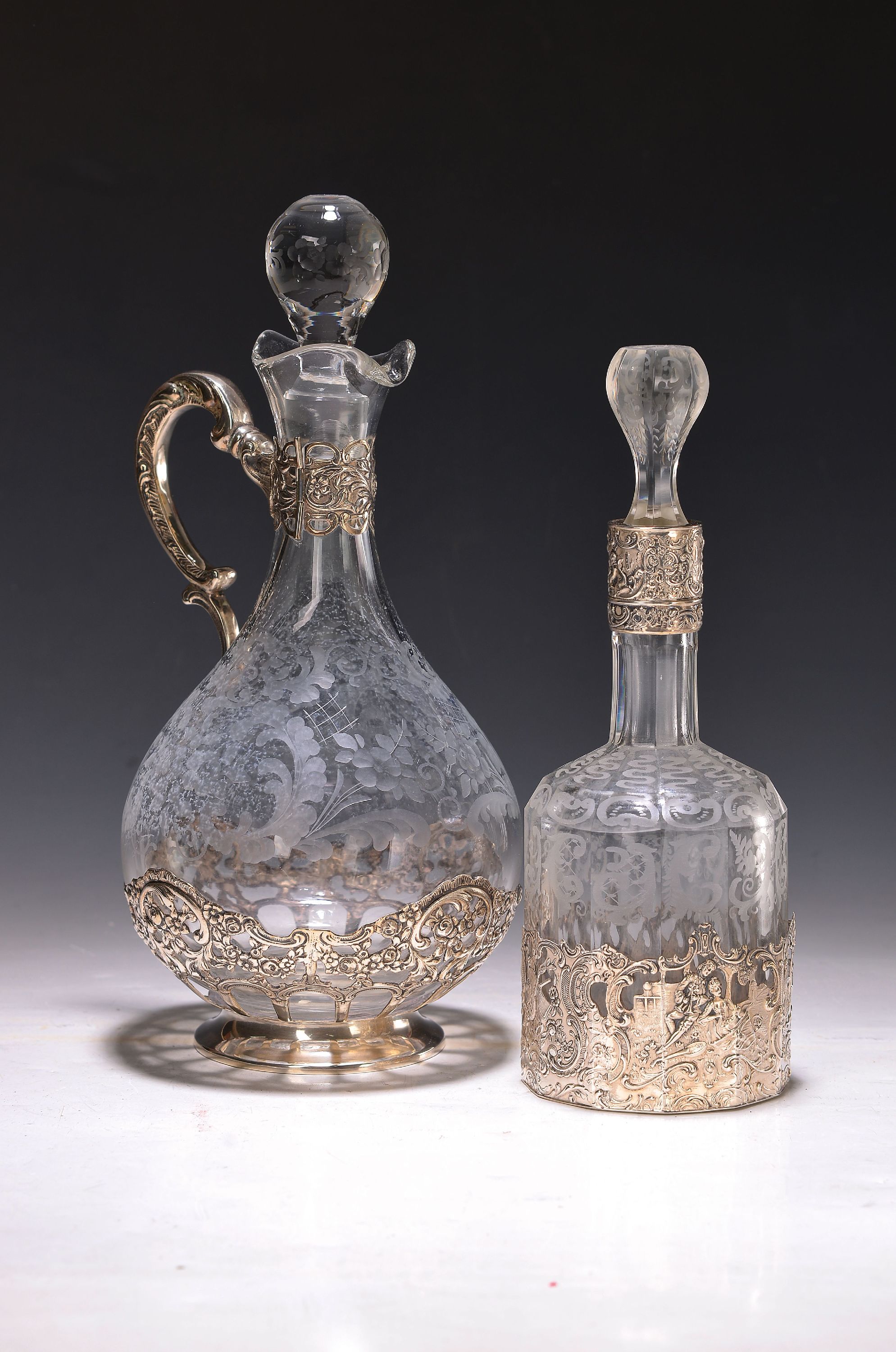 Zwei Karaffen mit Silbermontur, deutsch, um 1900, 800er Silber, farbloser Glaskorpus, geschliffen, Silbermontur mit opulentem barockisierendem ...