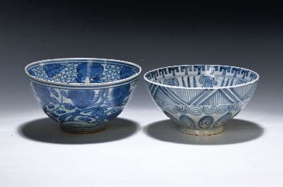 Image 26958914 - Zwei Schalen, China, 19. Jh., Porzellan, mit blauer Unterglasurbemalung, floraler Dekor, ...