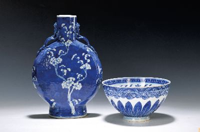 Image 26958923 - Vase und Schale, China, 19. Jh., Unterglasurbemalung, stil. Blätterdekor, ca. H. 11 ...