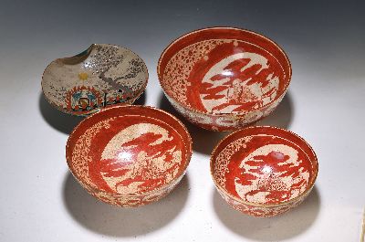 Image 26958989 - 4 Schalen, Japan, um 1880, Keramik, drei Kummen mit roter Bemalung, mittig in runder ...