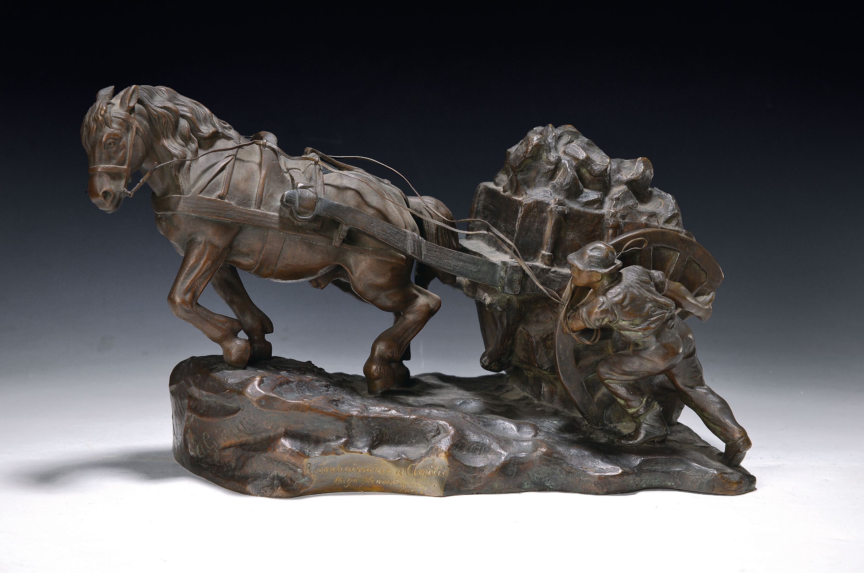 Antonio Guidotti, 1881 - 1958, Bronzefigur, Arbeiter schiebt einen schwer beladenen Pferdekarren, bez. Reconnaisssance et Amitié Hugo Mendel Paris ...
