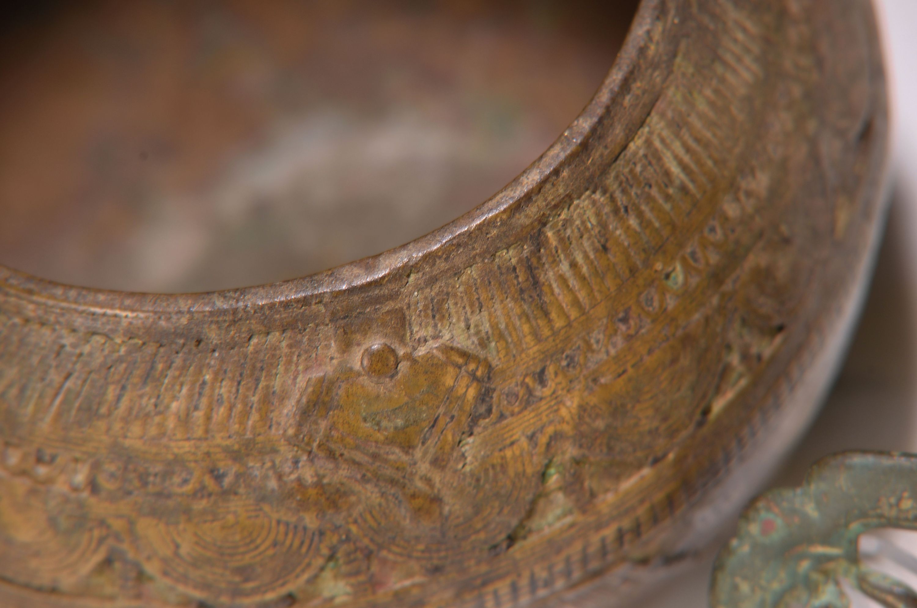 Detail c: Buddhamaske und vier Bronzestücke, Indien, 18.-19. Jh., Heilige Kuh Kamadhenu auf Rollen, oben mit Bohrung, zwei versch. Öllampen, Messingschüssel ...