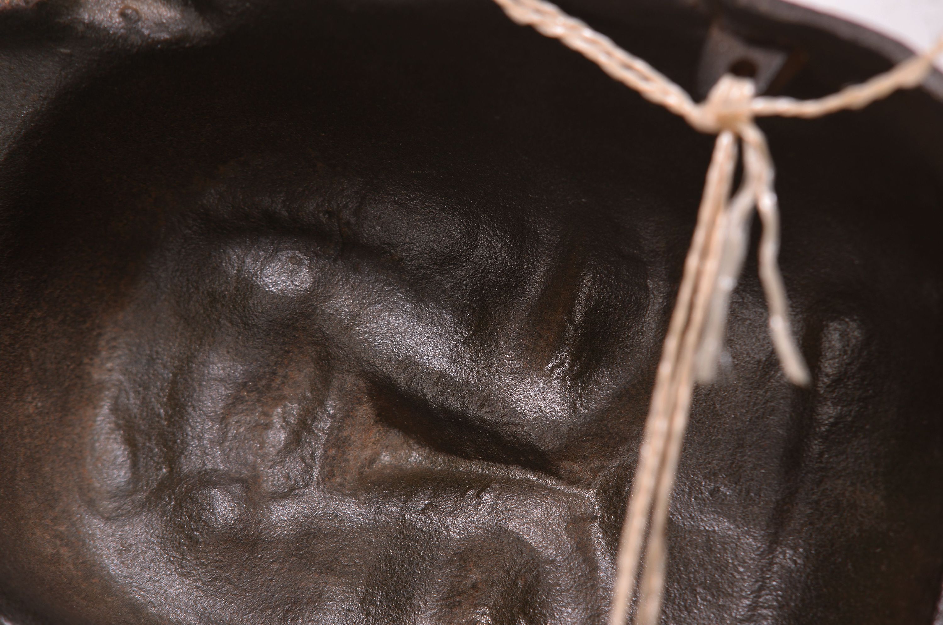 Detail e: Buddhamaske und vier Bronzestücke, Indien, 18.-19. Jh., Heilige Kuh Kamadhenu auf Rollen, oben mit Bohrung, zwei versch. Öllampen, Messingschüssel ...