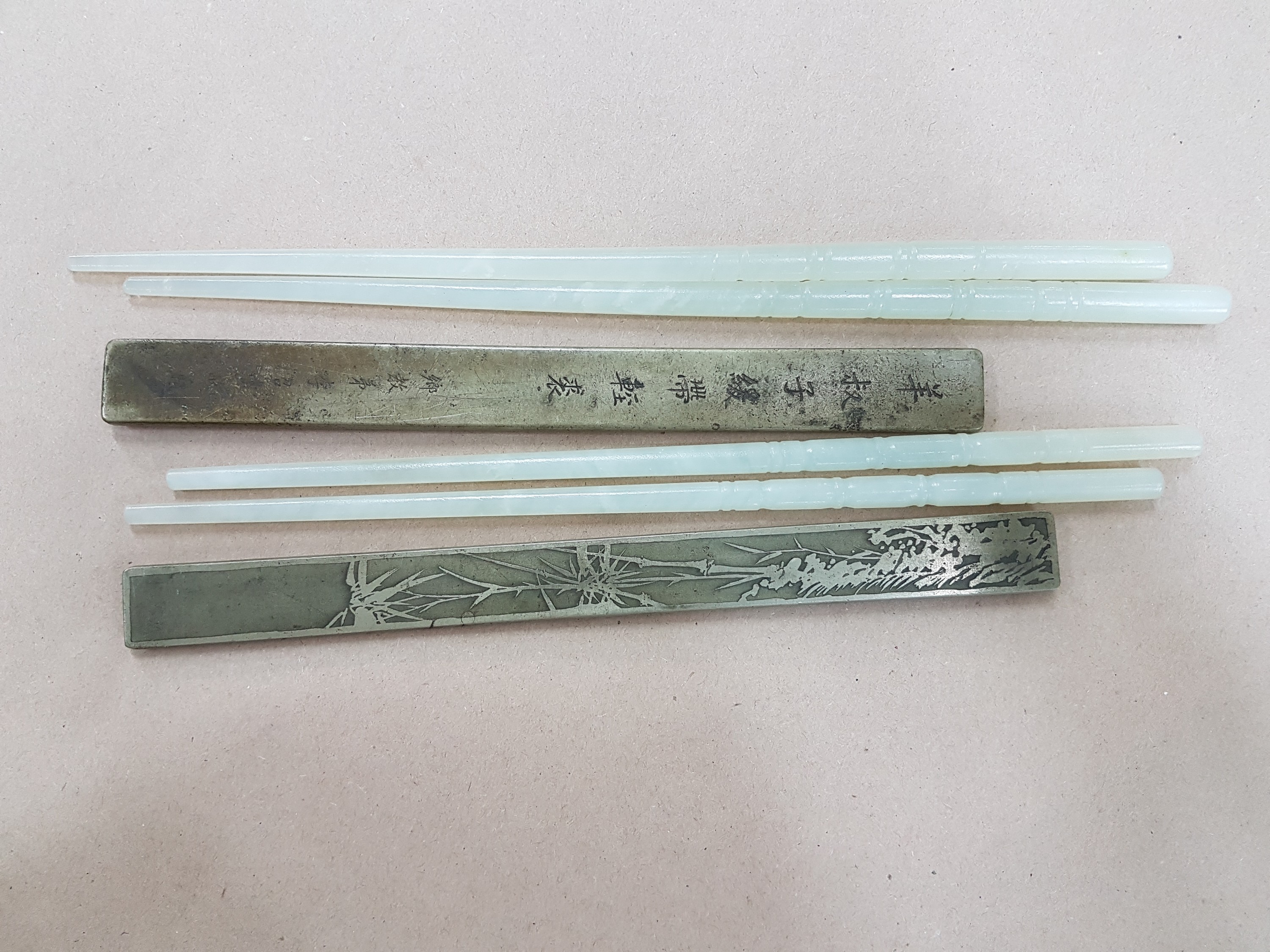 Detail a: 14 Kleinteile Japan und China, z.T. Zubehör zur Kalligraphie, Tintenfass, Deckeldose, Papierbeschwerer auf Metall, Halterung, Siegel, kl. ...