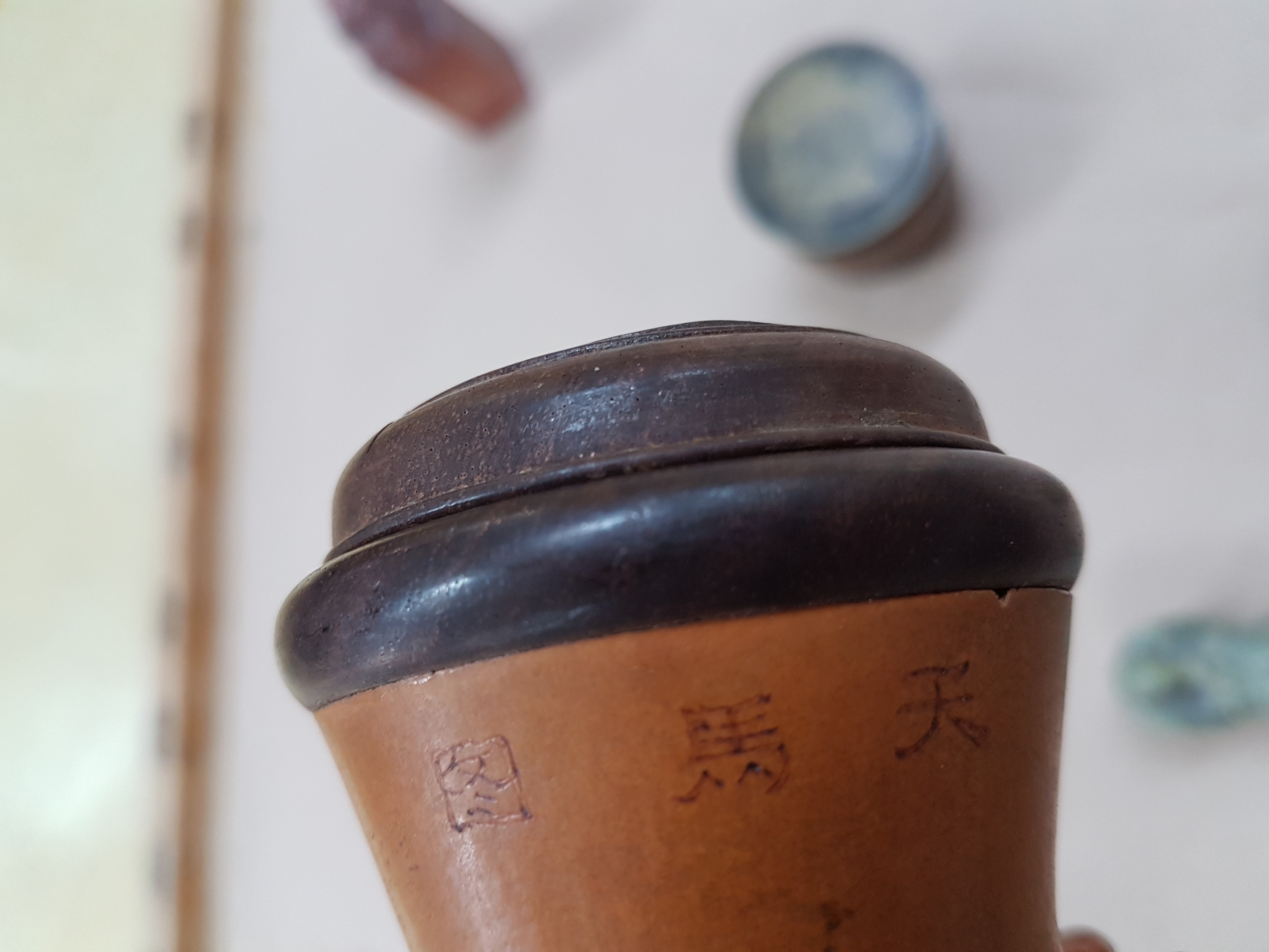 Detail c: 14 Kleinteile Japan und China, z.T. Zubehör zur Kalligraphie, Tintenfass, Deckeldose, Papierbeschwerer auf Metall, Halterung, Siegel, kl. ...