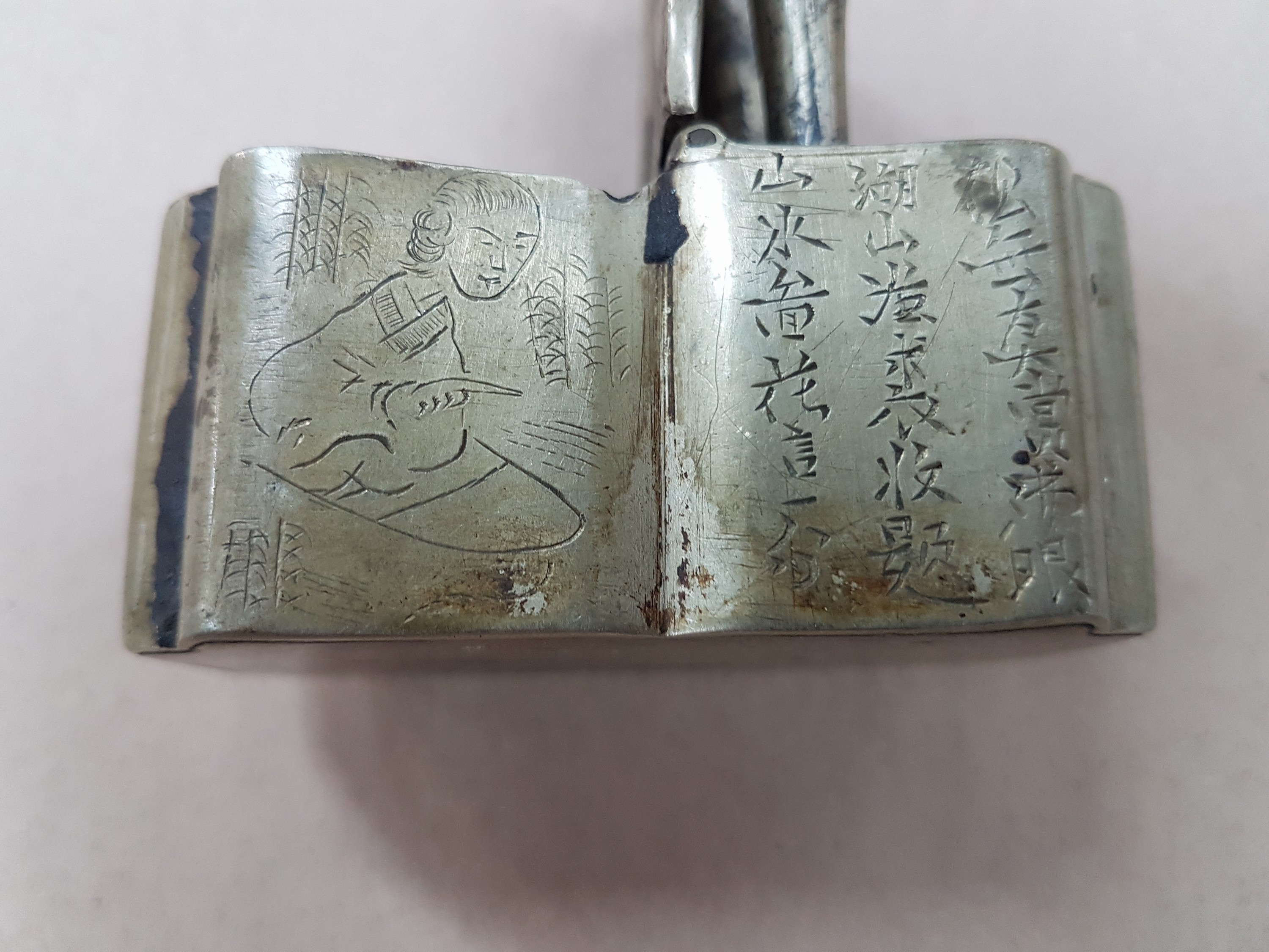 Detail q: 14 Kleinteile Japan und China, z.T. Zubehör zur Kalligraphie, Tintenfass, Deckeldose, Papierbeschwerer auf Metall, Halterung, Siegel, kl. ...