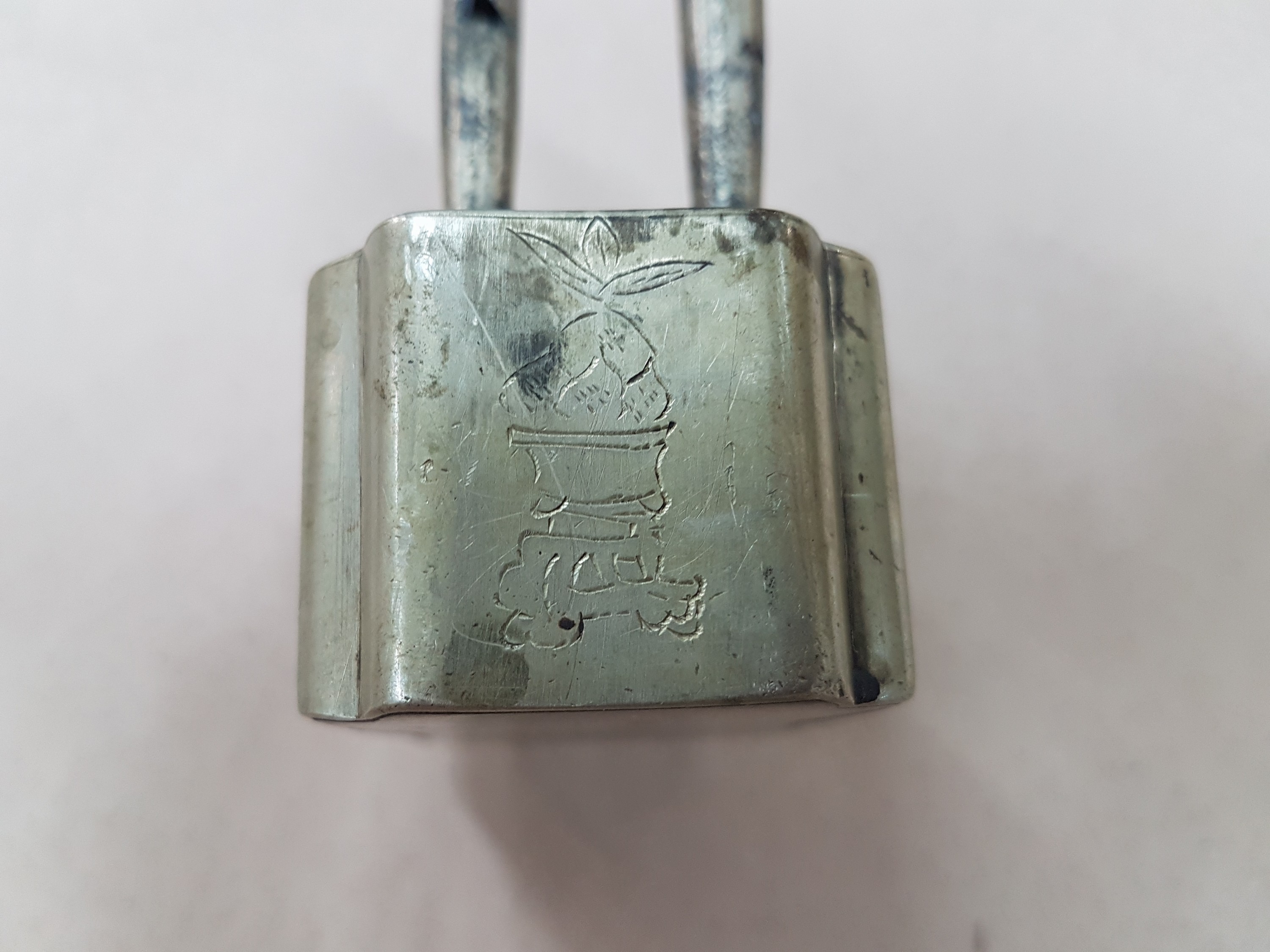 Detail s: 14 Kleinteile Japan und China, z.T. Zubehör zur Kalligraphie, Tintenfass, Deckeldose, Papierbeschwerer auf Metall, Halterung, Siegel, kl. ...