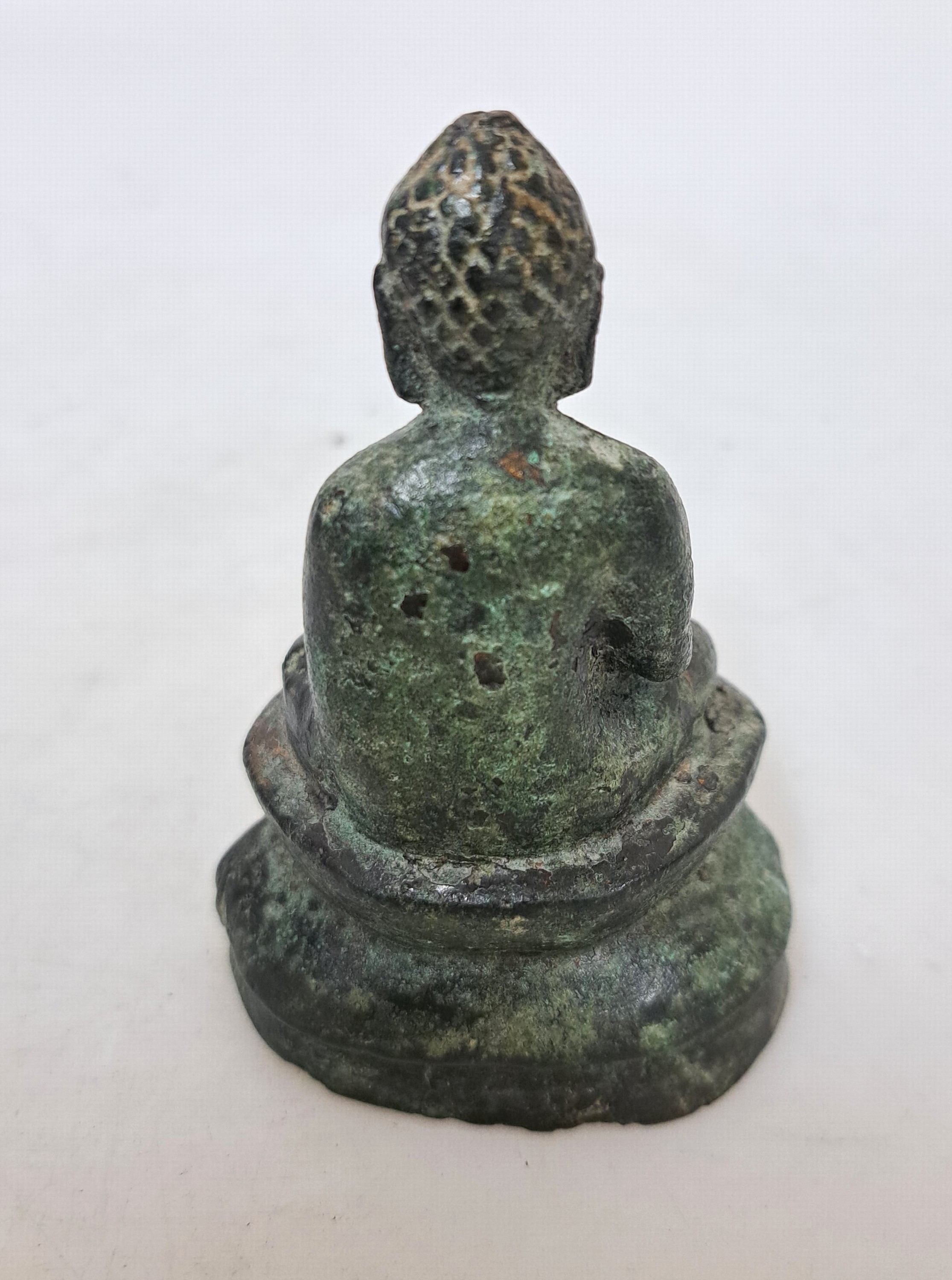 Detail a: Kleiner Buddha, wohl Kambodscha, 19. Jh., Bronze, auf Lotussockel, Geste der Erdberührung, H. ca. 9 cm