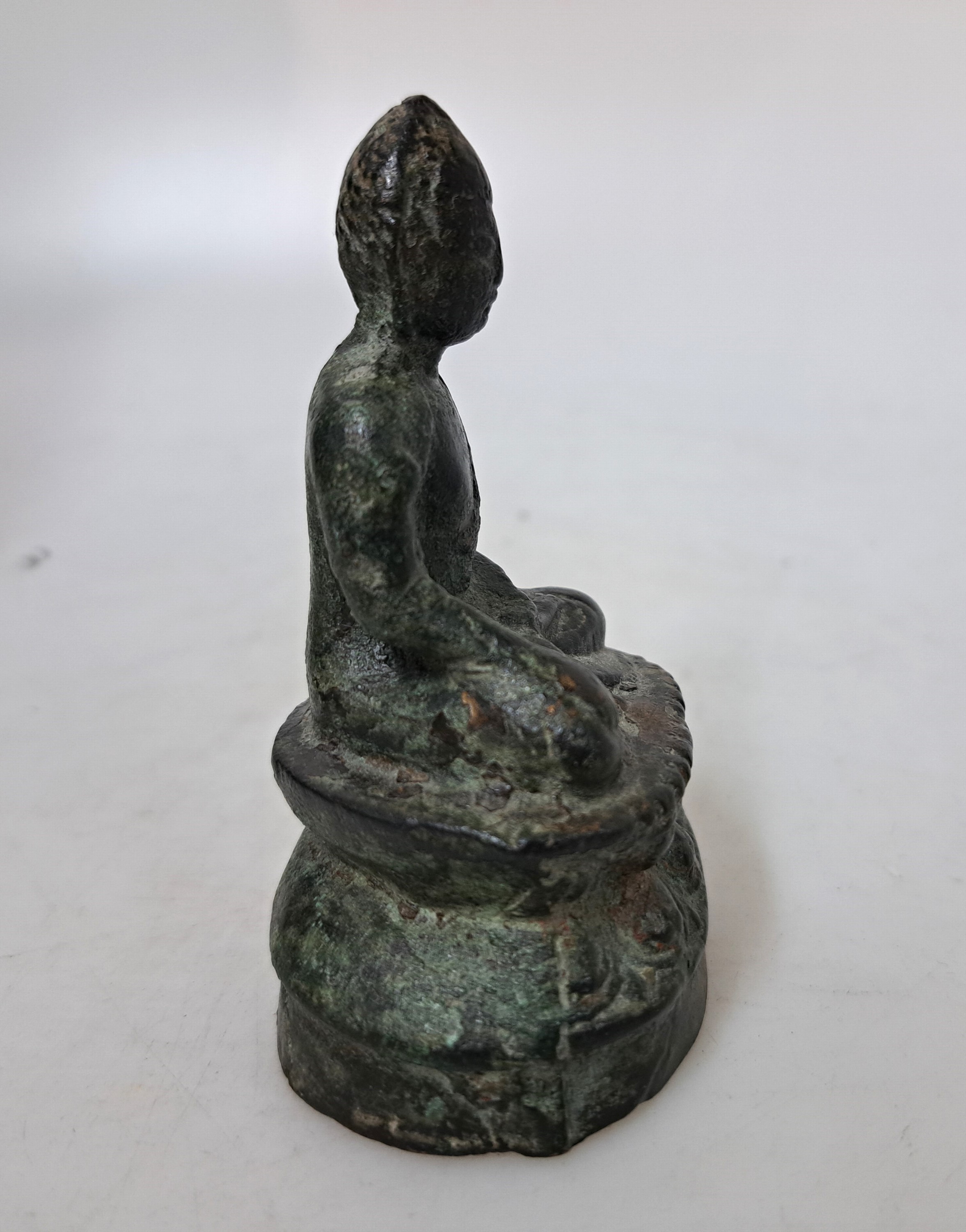 Detail c: Kleiner Buddha, wohl Kambodscha, 19. Jh., Bronze, auf Lotussockel, Geste der Erdberührung, H. ca. 9 cm