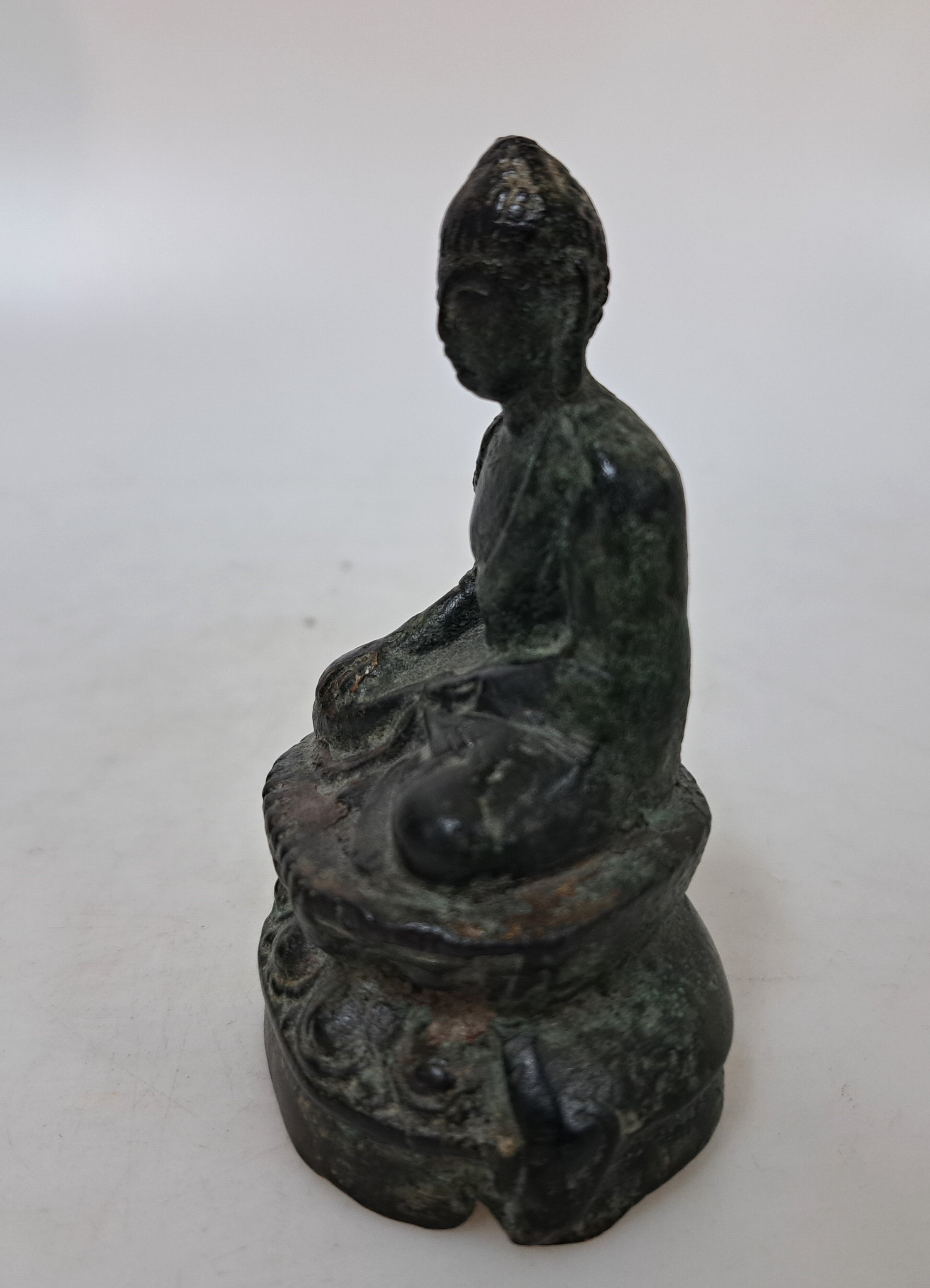 Detail d: Kleiner Buddha, wohl Kambodscha, 19. Jh., Bronze, auf Lotussockel, Geste der Erdberührung, H. ca. 9 cm