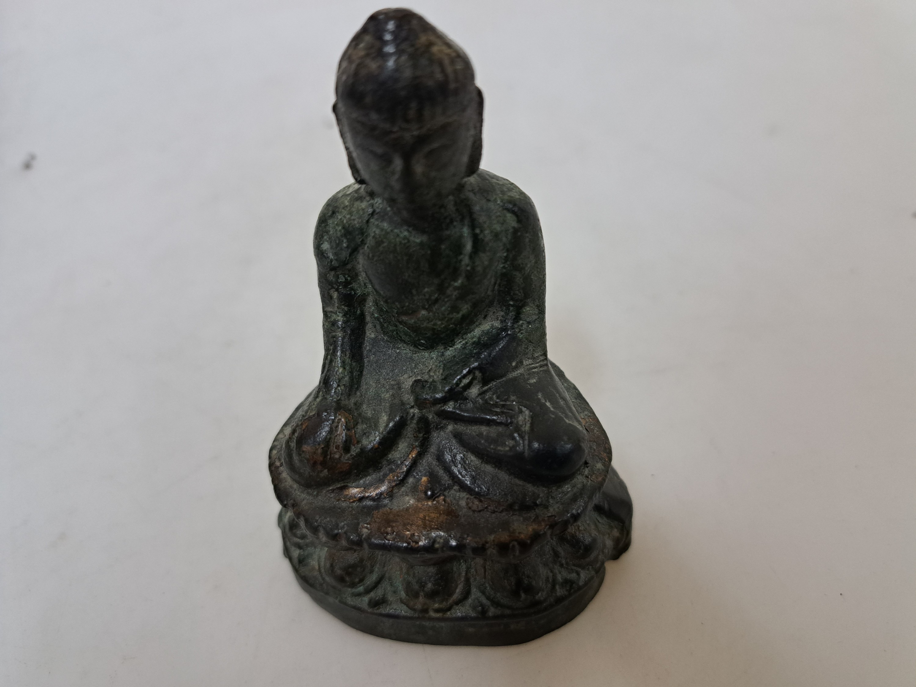 Detail e: Kleiner Buddha, wohl Kambodscha, 19. Jh., Bronze, auf Lotussockel, Geste der Erdberührung, H. ca. 9 cm