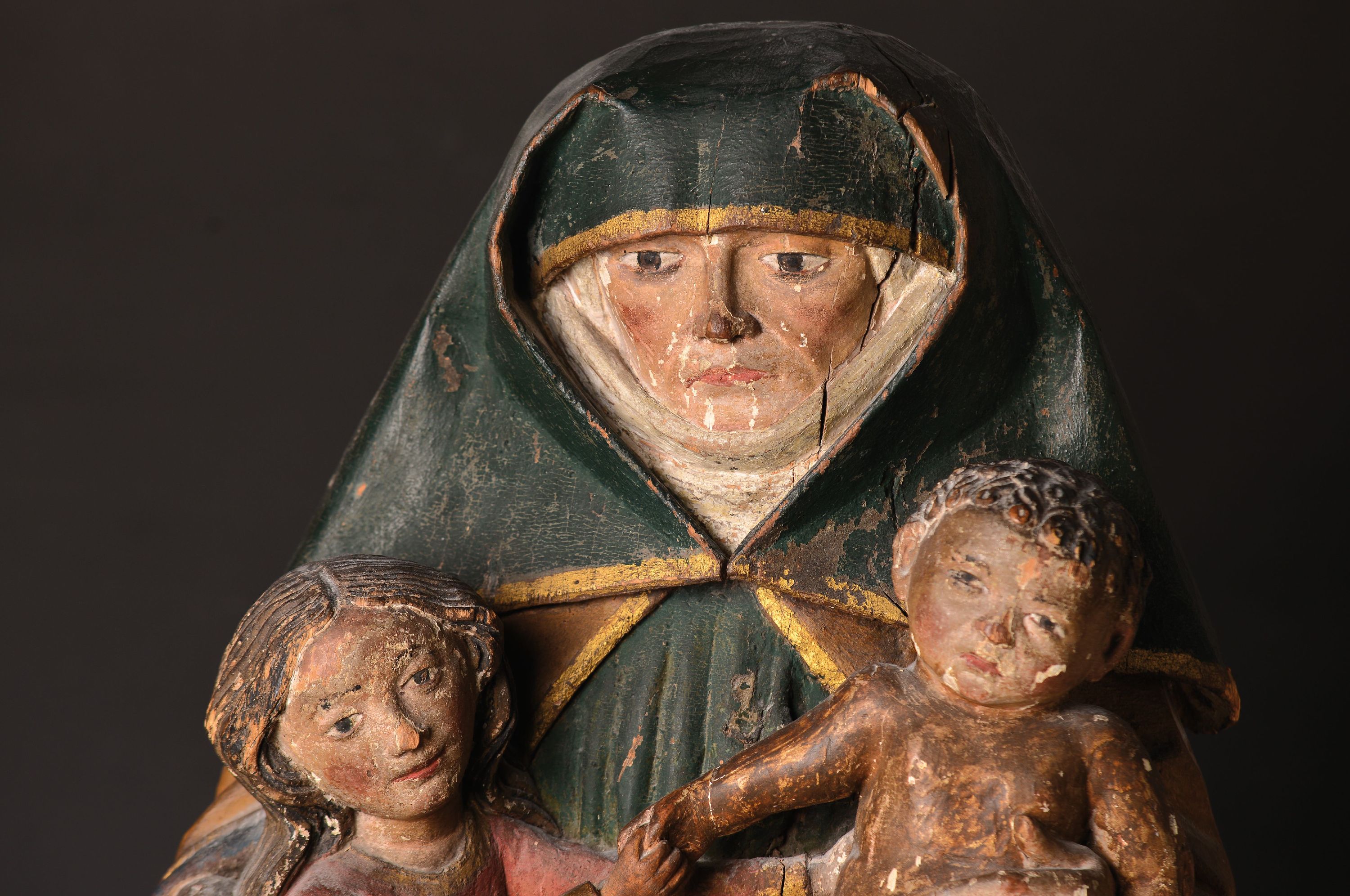 Detail b: Spätgotische Bildschnitzerei, Anna Selbdritt, Tirol, 16.Jh., Linde, rückseitig gehöhlt, polychrome Fassung erneuert, partiell restauriert, ...