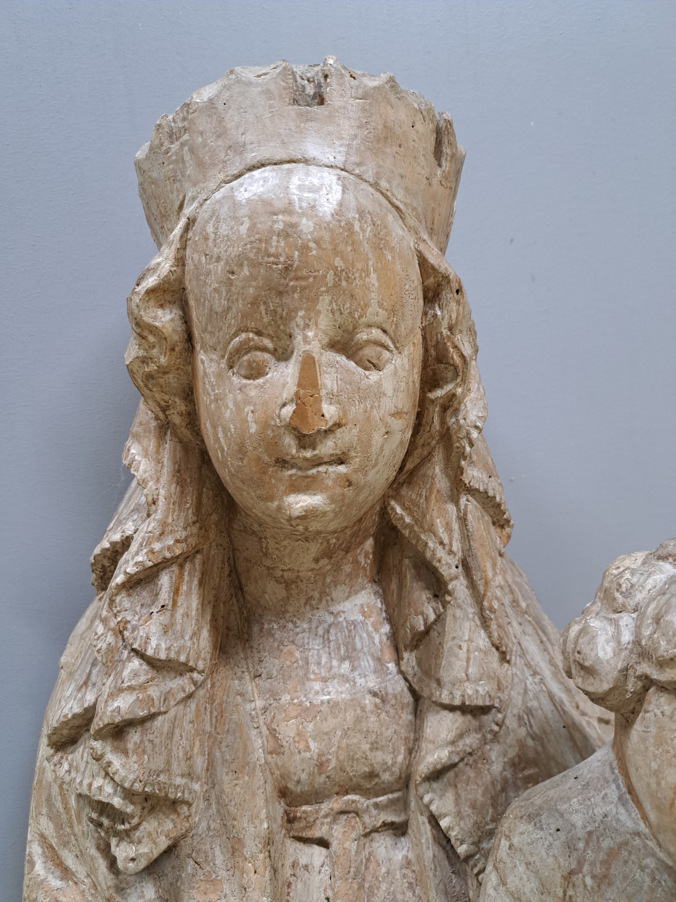 Detail a: Bildschnitzerei, Thronende Muttergottes, rheinländisch, 15./16.Jh., Holz, rückseitig gehöhlt, weiß gefasst, auf einer Bank sitzende Madonna, ...
