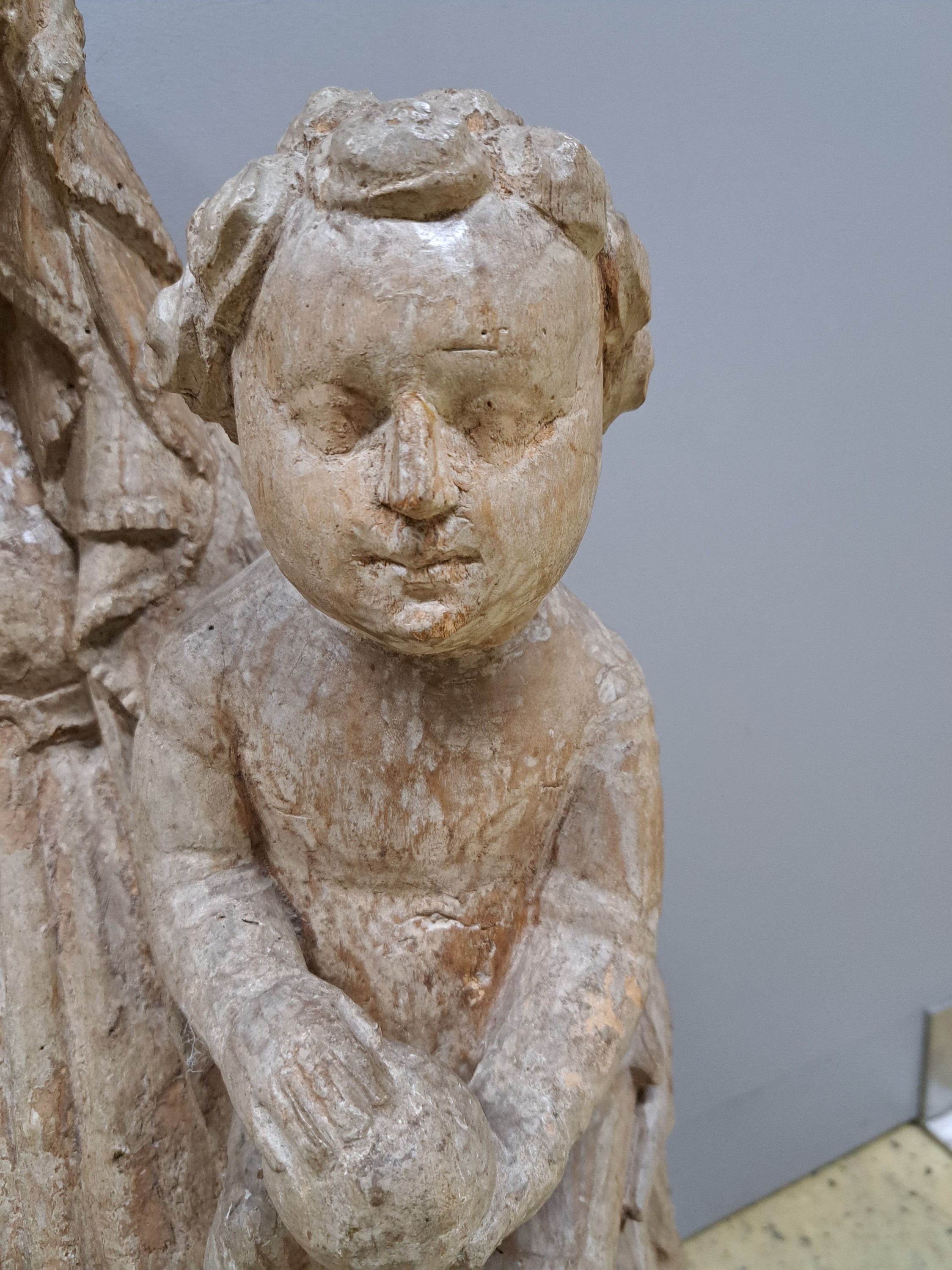 Detail b: Bildschnitzerei, Thronende Muttergottes, rheinländisch, 15./16.Jh., Holz, rückseitig gehöhlt, weiß gefasst, auf einer Bank sitzende Madonna, ...
