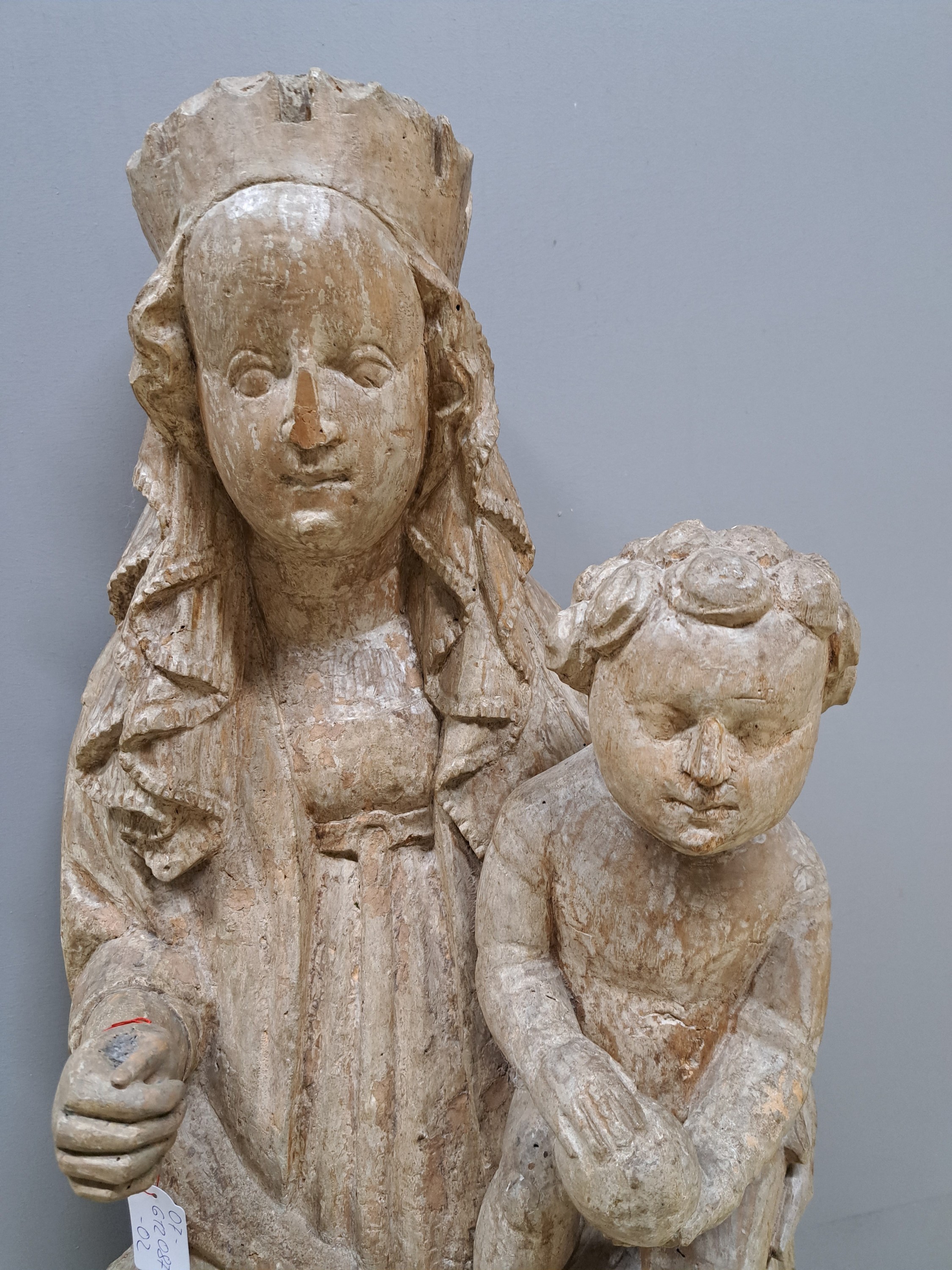 Detail c: Bildschnitzerei, Thronende Muttergottes, rheinländisch, 15./16.Jh., Holz, rückseitig gehöhlt, weiß gefasst, auf einer Bank sitzende Madonna, ...