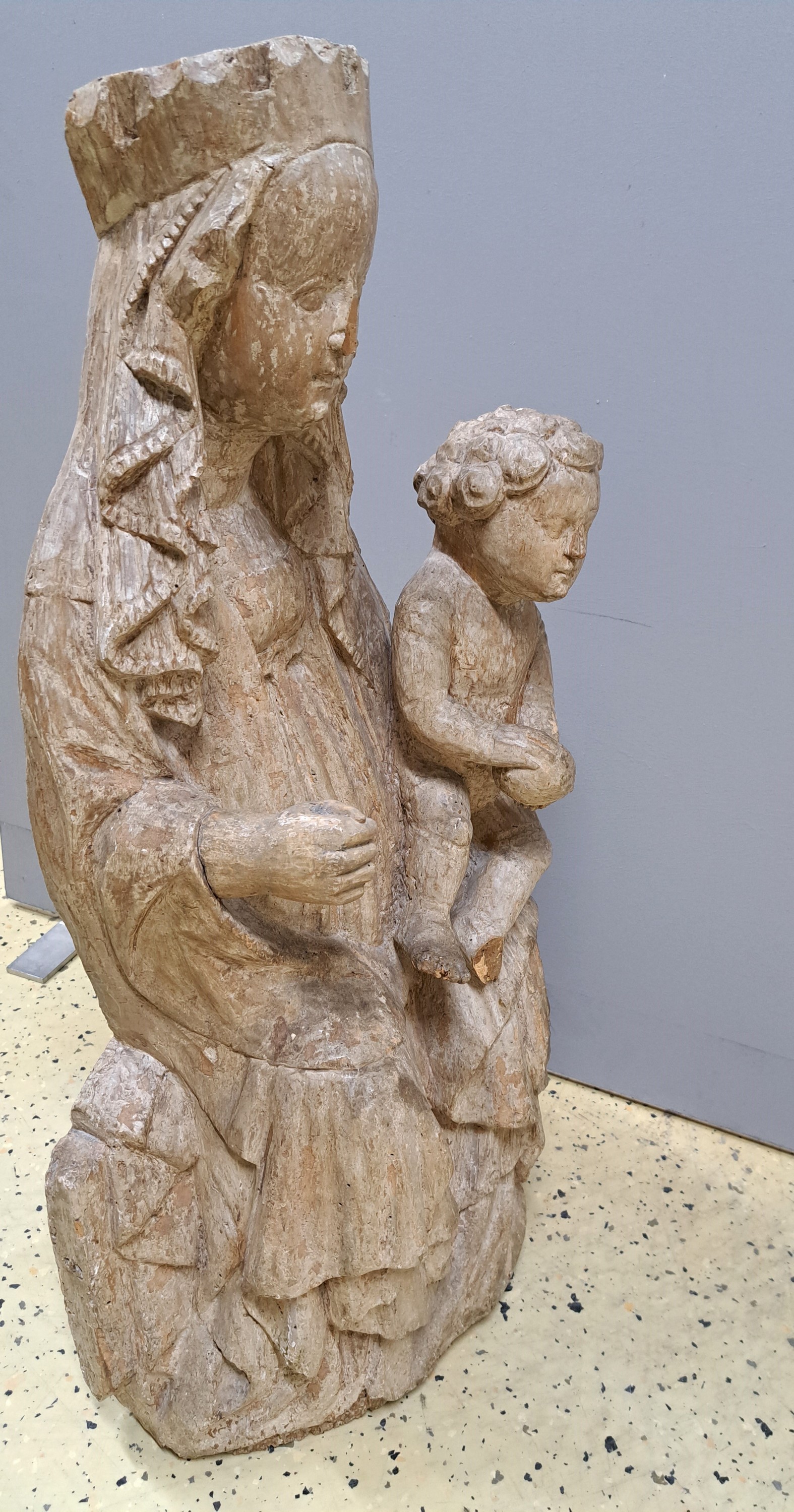 Detail d: Bildschnitzerei, Thronende Muttergottes, rheinländisch, 15./16.Jh., Holz, rückseitig gehöhlt, weiß gefasst, auf einer Bank sitzende Madonna, ...