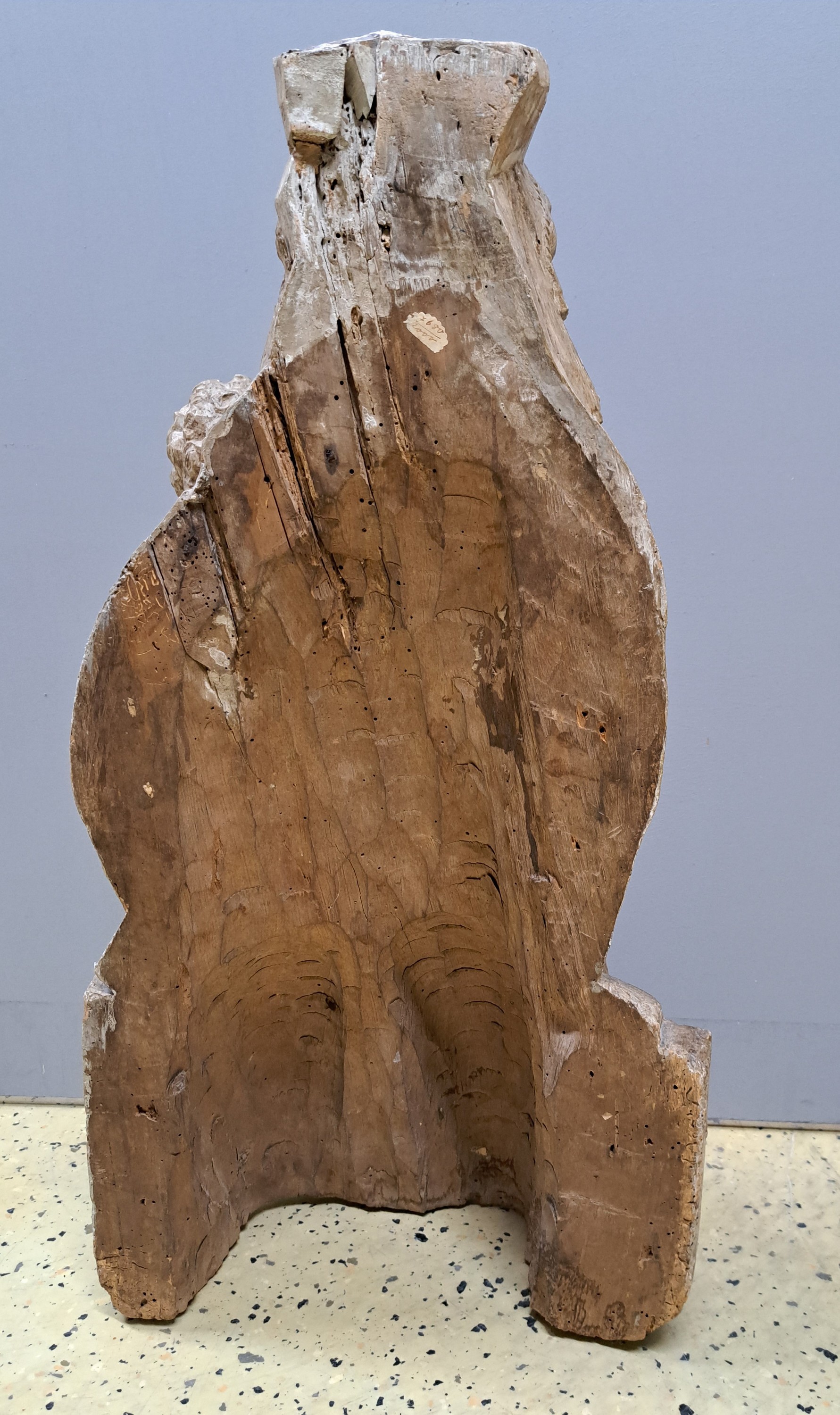 Detail e: Bildschnitzerei, Thronende Muttergottes, rheinländisch, 15./16.Jh., Holz, rückseitig gehöhlt, weiß gefasst, auf einer Bank sitzende Madonna, ...