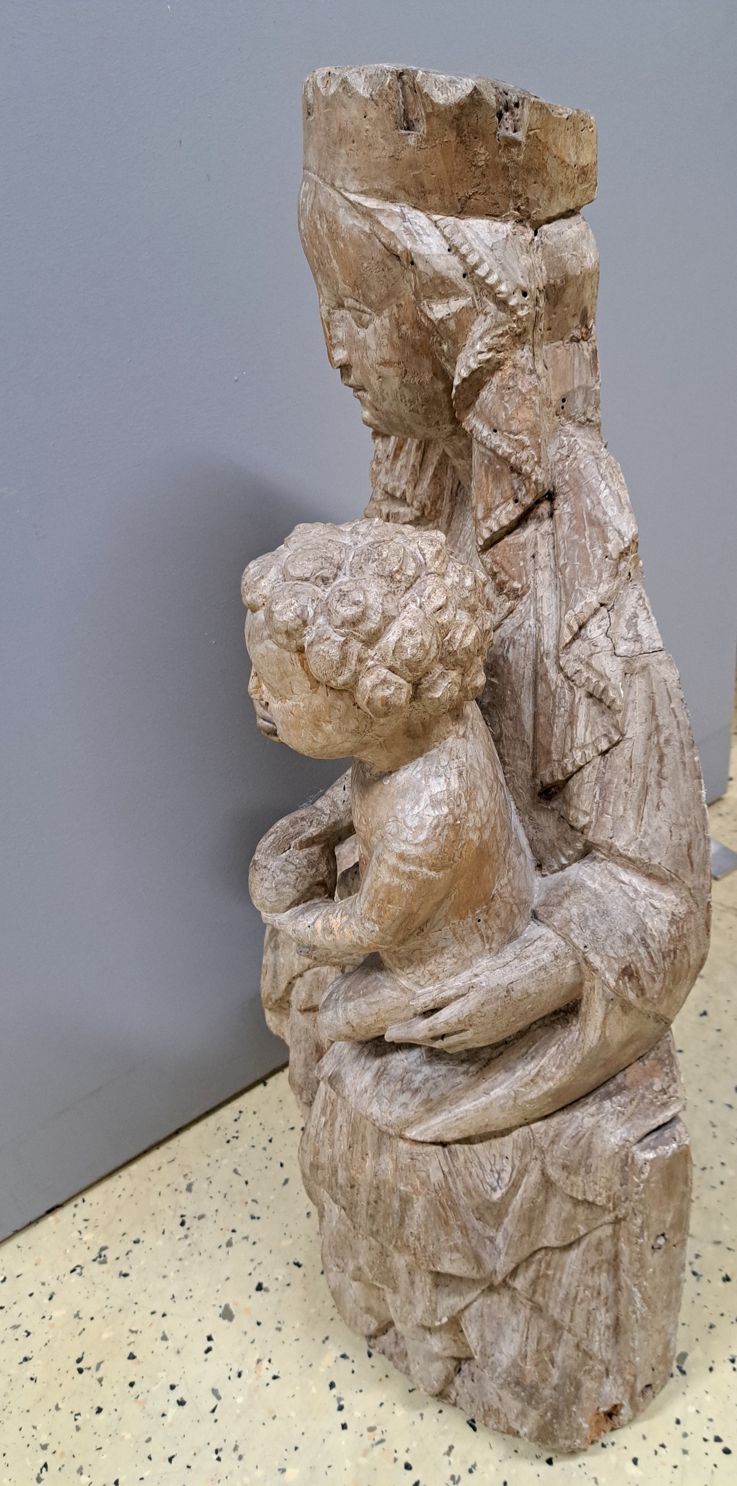 Detail f: Bildschnitzerei, Thronende Muttergottes, rheinländisch, 15./16.Jh., Holz, rückseitig gehöhlt, weiß gefasst, auf einer Bank sitzende Madonna, ...