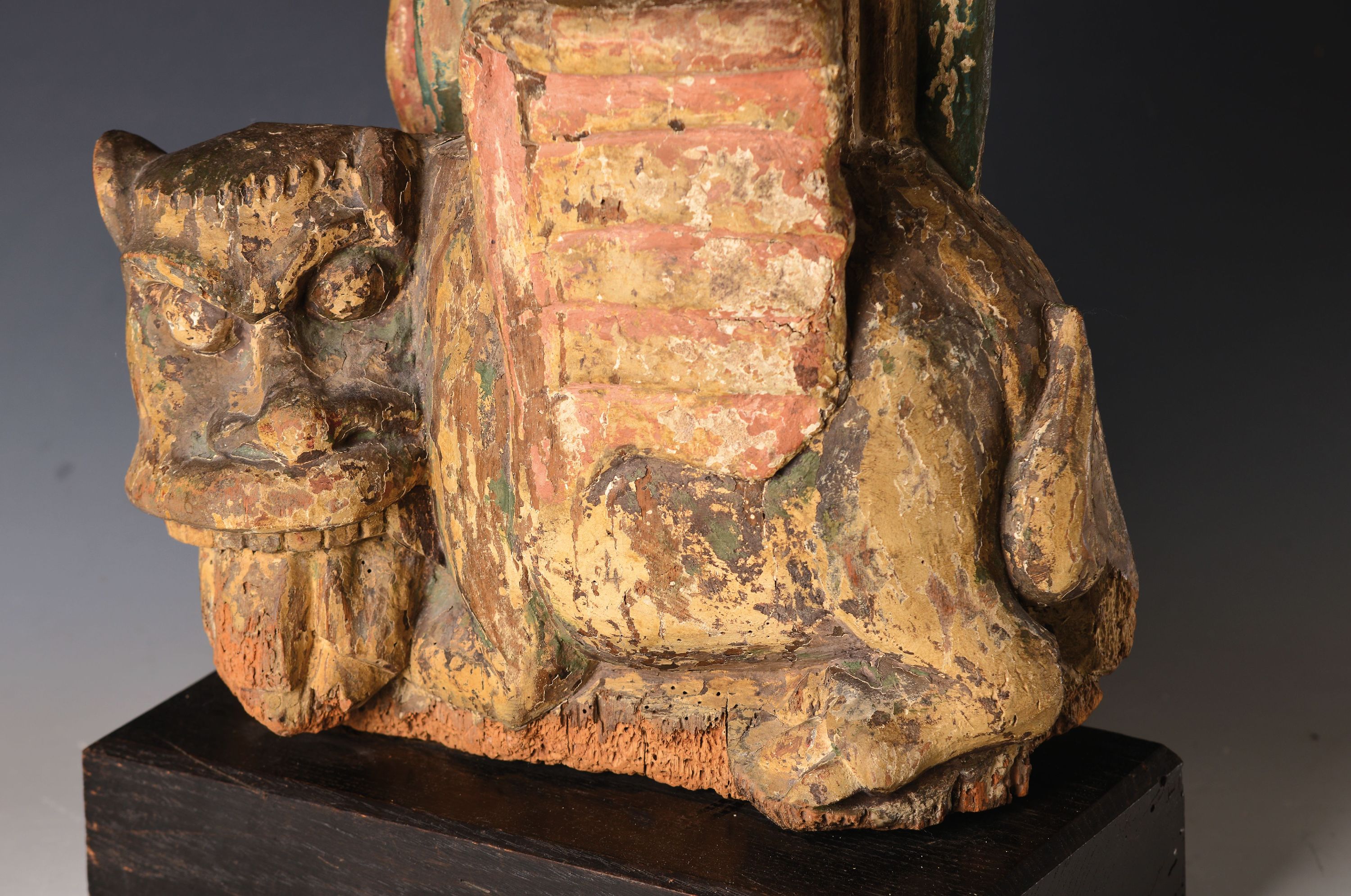 Detail a: Bildschnitzerei, Wappenfigur, deutsch, 16./17.Jh., Holz, polychrom gefasst, Christus mit gefalteten Händen vor einem höllischen Phantasiewesen, ...