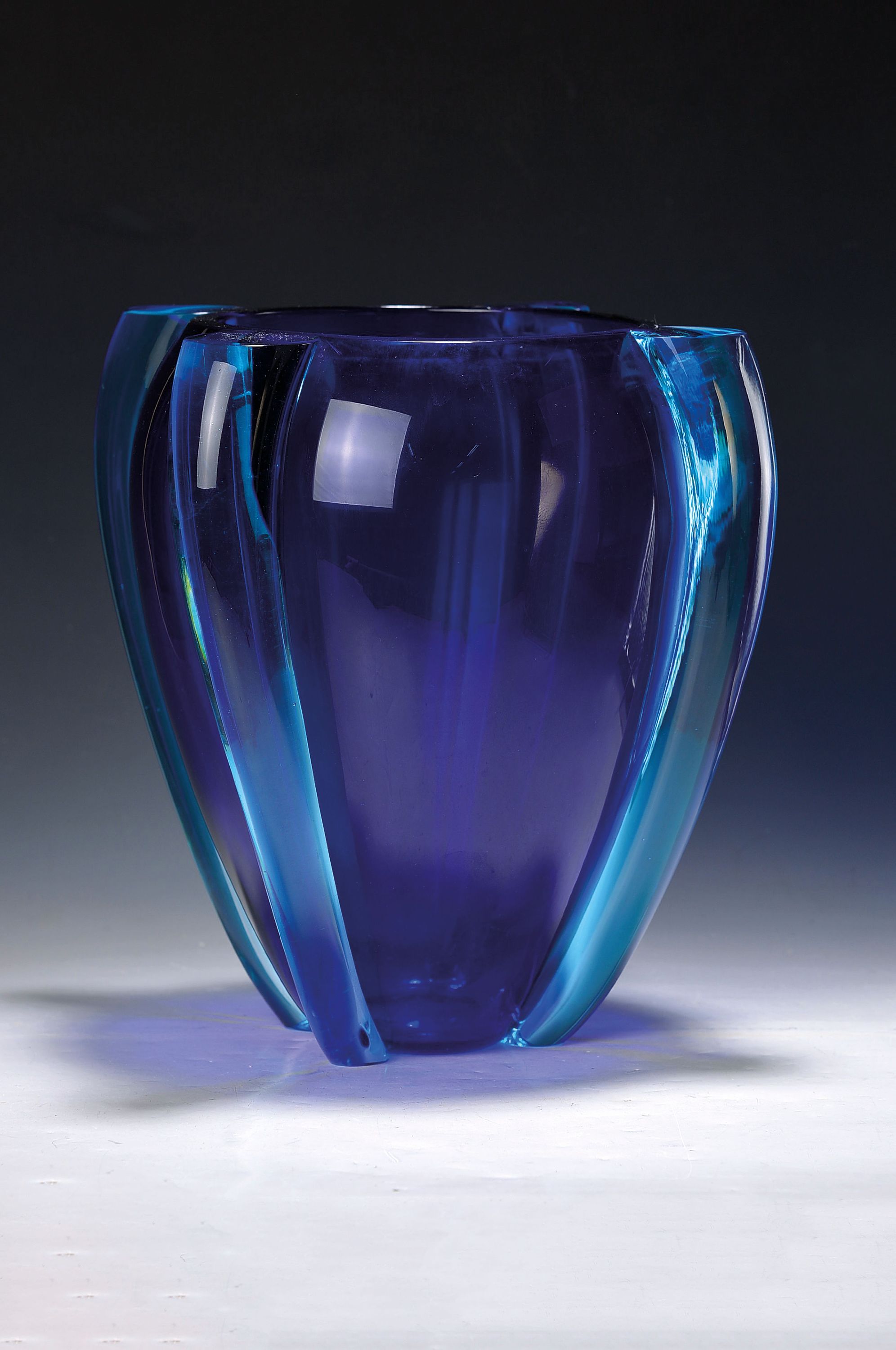 Große Glasvase "Alboino", Marie Tina Aufiero (geb. 1959), Venini, Murano, datiert 2000, ovider Glaskorpus mit kobaltblauem Unterfang, vier ...