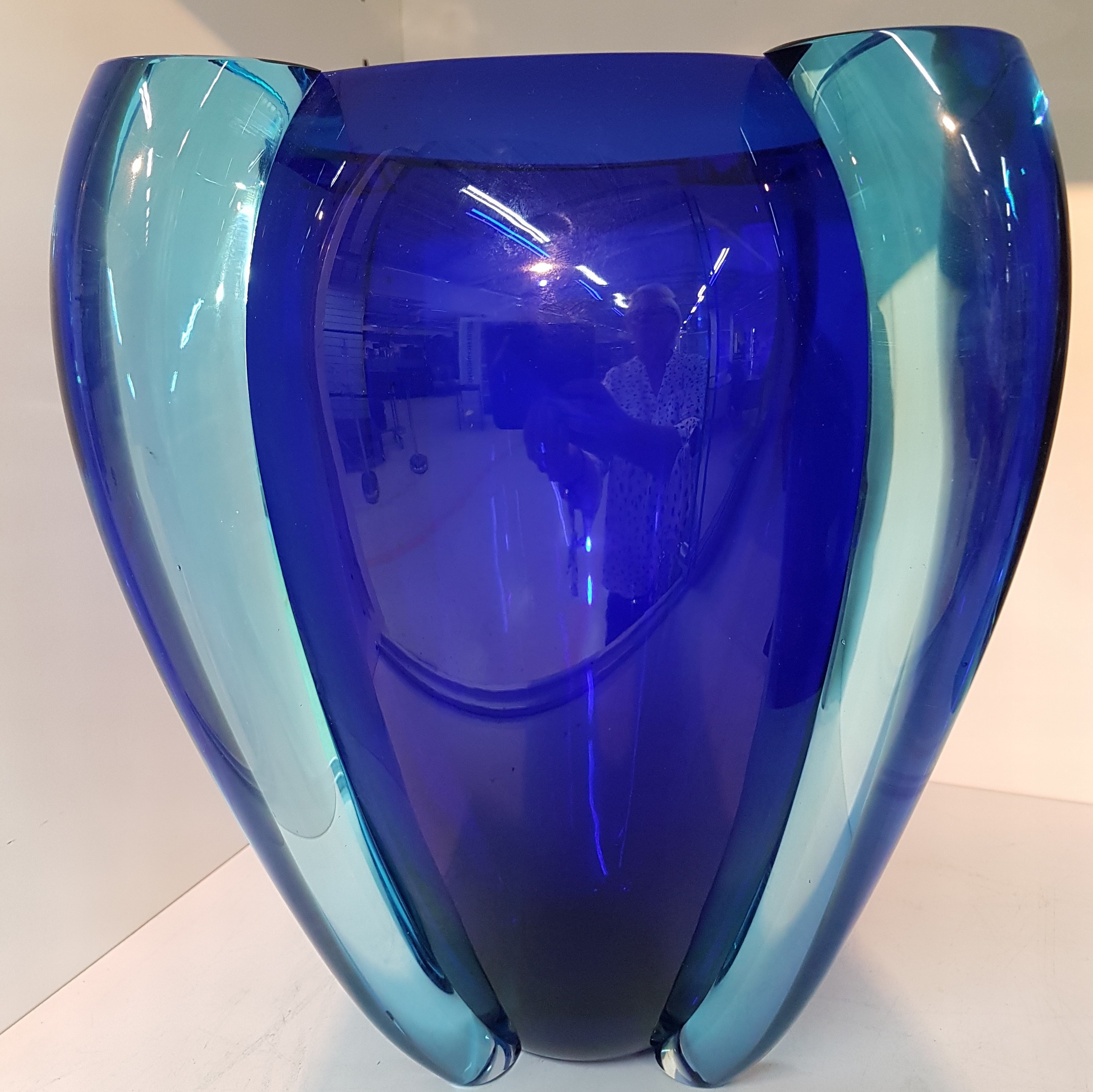 Detail a: Große Glasvase "Alboino", Marie Tina Aufiero (geb. 1959), Venini, Murano, datiert 2000, ovider Glaskorpus mit kobaltblauem Unterfang, vier ...