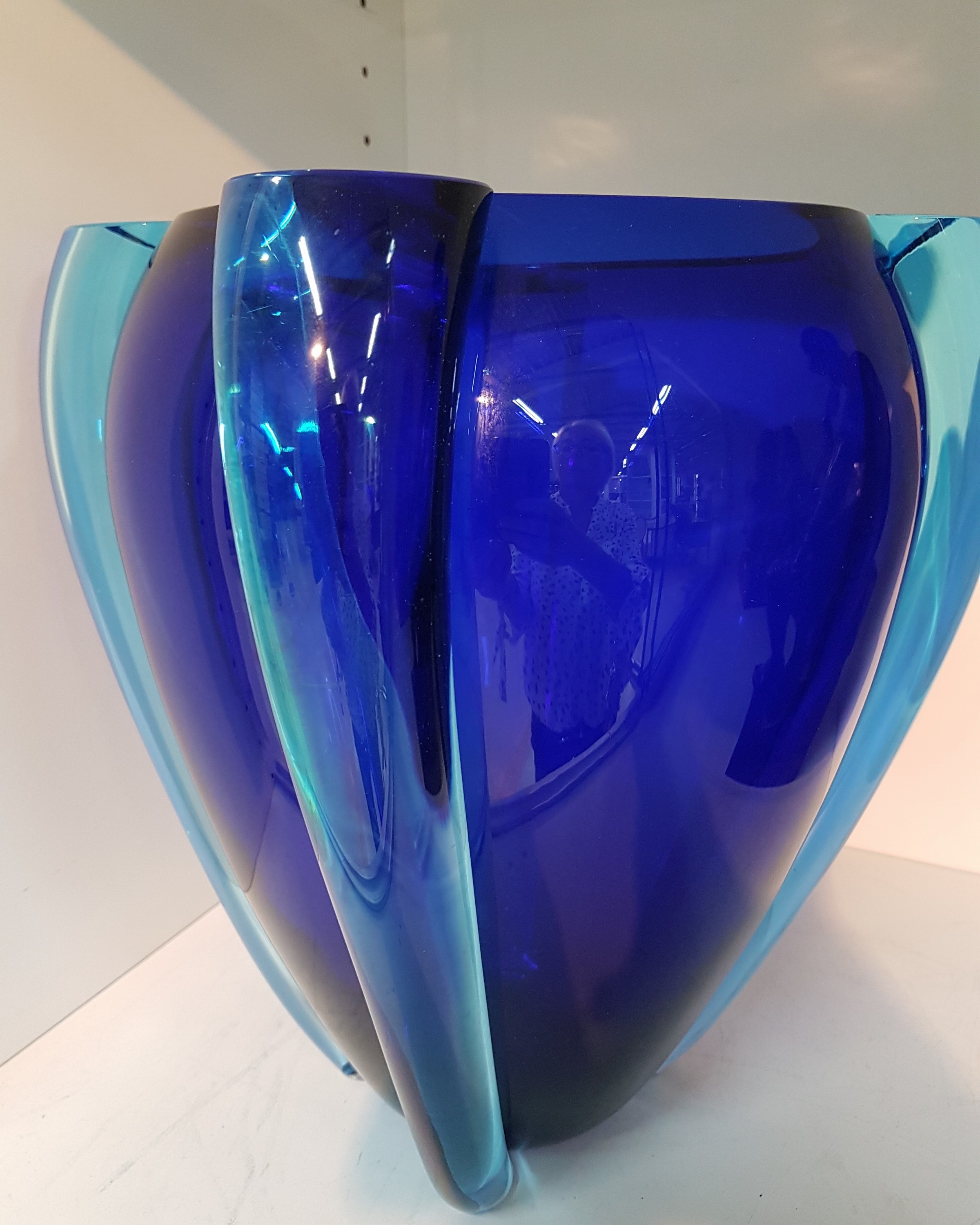 Detail b: Große Glasvase "Alboino", Marie Tina Aufiero (geb. 1959), Venini, Murano, datiert 2000, ovider Glaskorpus mit kobaltblauem Unterfang, vier ...