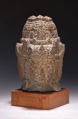 Image 26959137 - Brahma-Kopf, Khmer Stil, 20. Jh., Stein, auf Holzsockel, ca. 35 x 20 x 20 cm