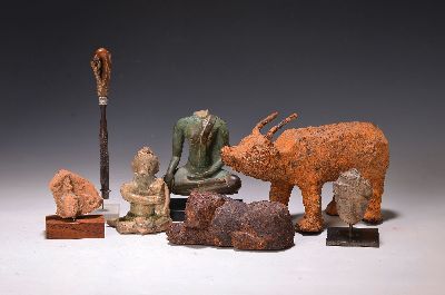 Image 26959138 - 6 Gottheiten/Artefakte, 19. u. 20. Jh., zwei Eisenfiguren, stehende Kuh, liegender ...