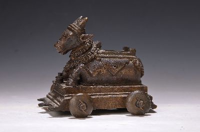26959140a - Buddhamaske und vier Bronzestücke, Indien, 18.-19. Jh., Heilige Kuh Kamadhenu auf ...