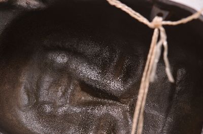 26959140e - Buddhamaske und vier Bronzestücke, Indien, 18.-19. Jh., Heilige Kuh Kamadhenu auf ...
