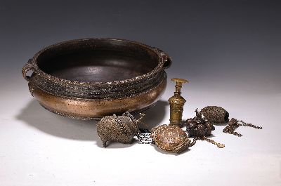 Image 26959148 - Große Doppelhenkelschale und 5 Kleinteile Asien/Indien, 19./20. Jh., Bronzeschale ...