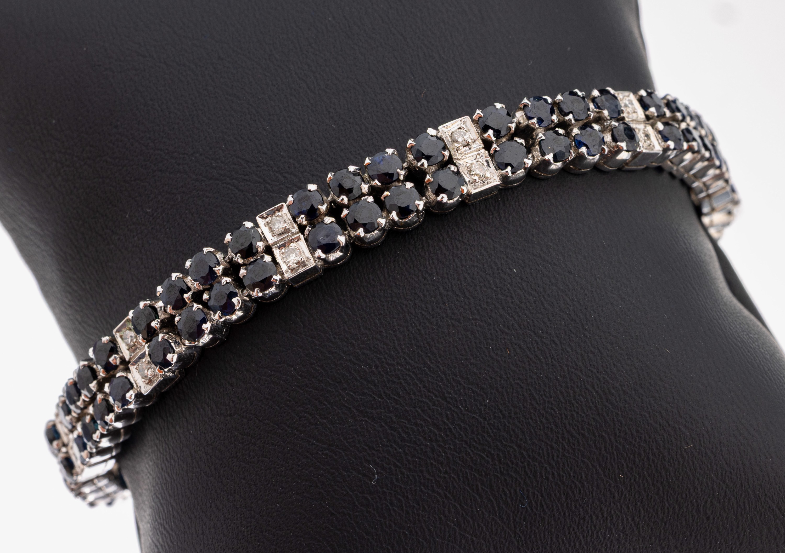 8 kt Gold Saphir-Brillant-Armband, WG 333/000, bes. mit 86 rundfacett. Saphiren zus.ca. 9.20 ct, 18 Brillanten zus. ca. 0.18 ct Weiß/si-p, L. ca. ...