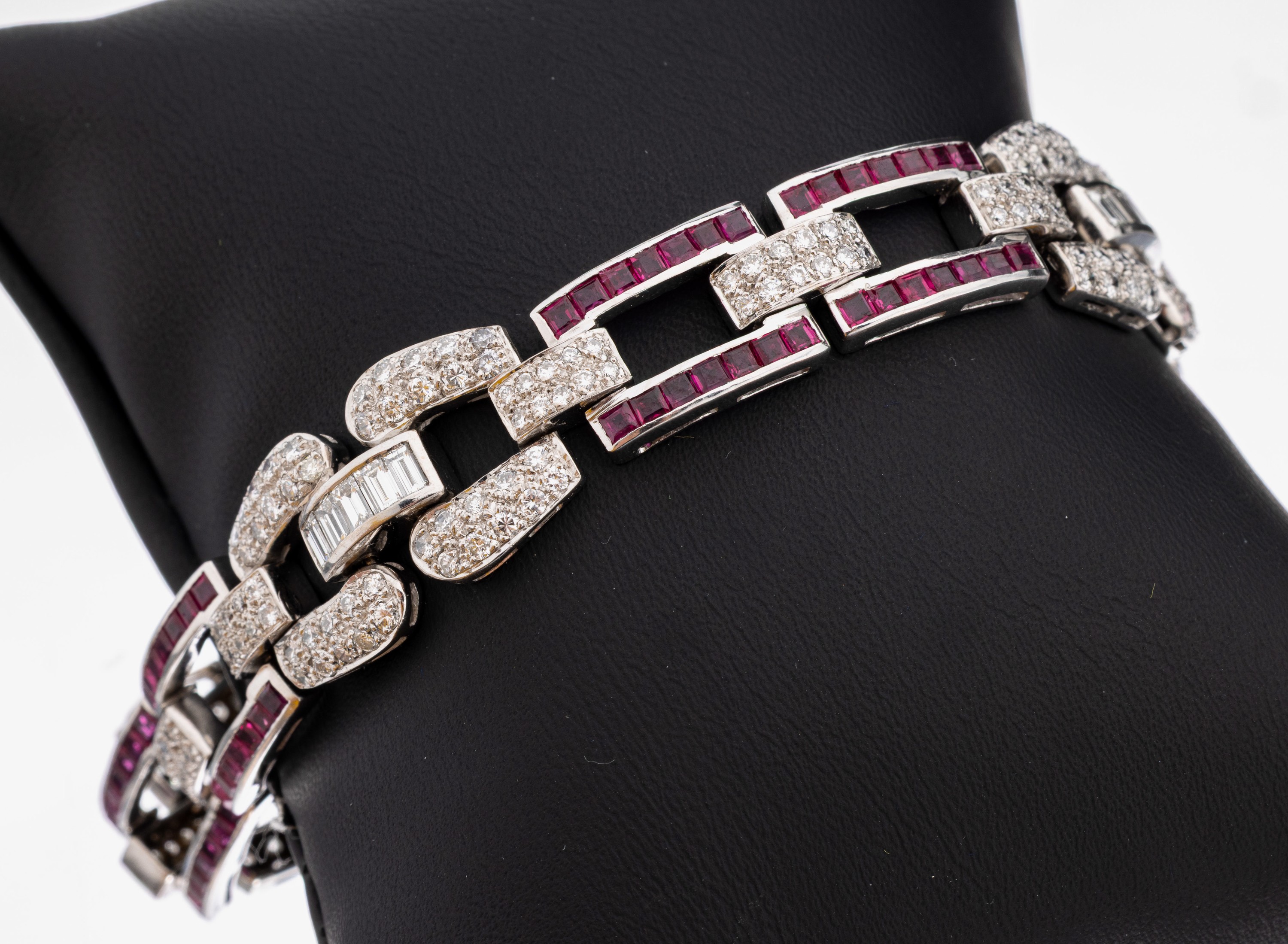 18 kt Gold Diamant-Rubin-Armband, WG 750/000, 15 Diamant-Baguettes zus. ca. 1.20 ctWeiß/si, 246 Brillanten zus. ca. 3.24 ct Weiß/si, 84 facett. ...