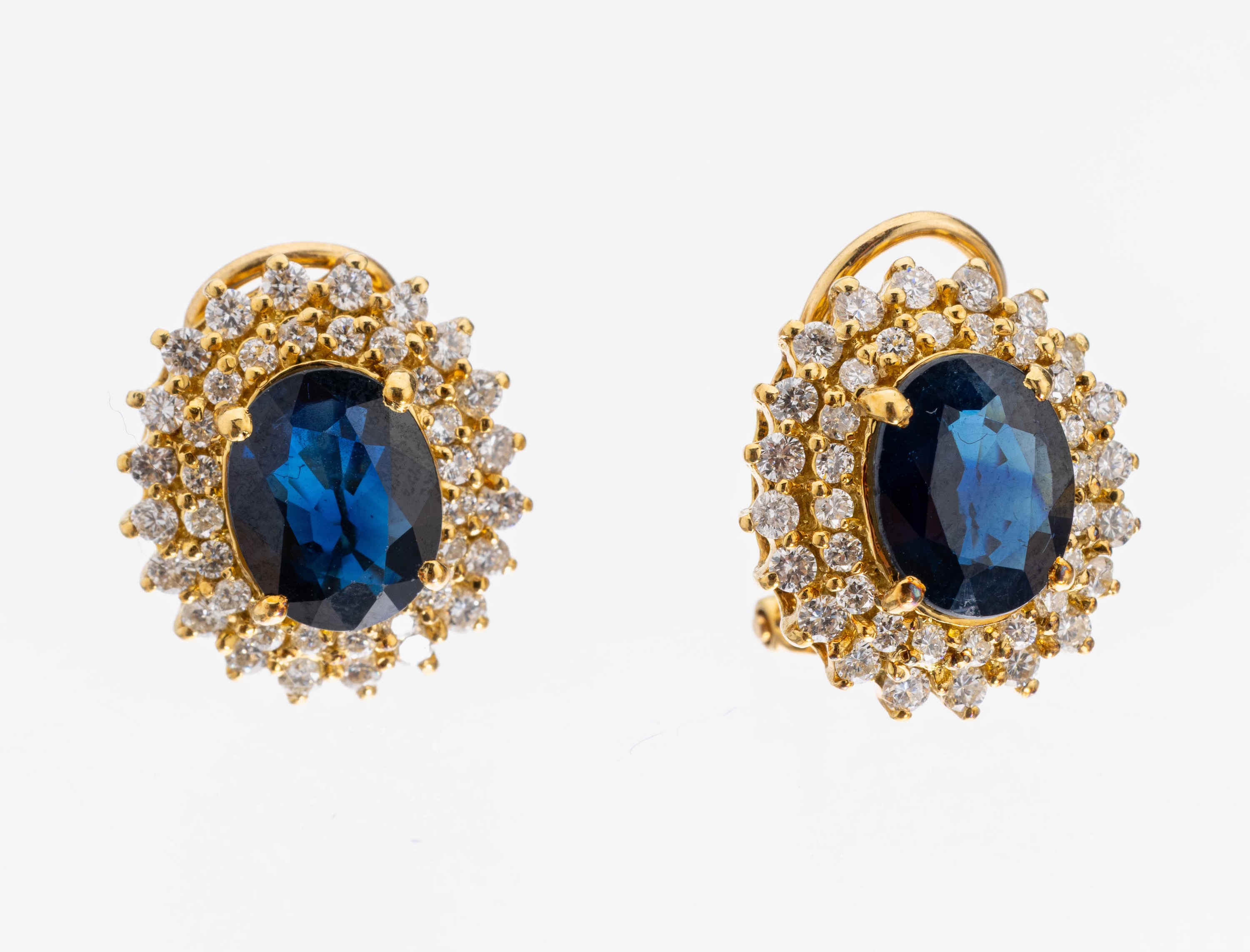 Paar 18 kt Gold Saphir-Brillant-Ohrclips, GG 750/000, 2 ovalfacett. Saphire zus. ca. 3.93 ct, 80 Brillanten zus. ca. 1.13 ct Weiß/si-p1, ca. 7.5 g, ...
