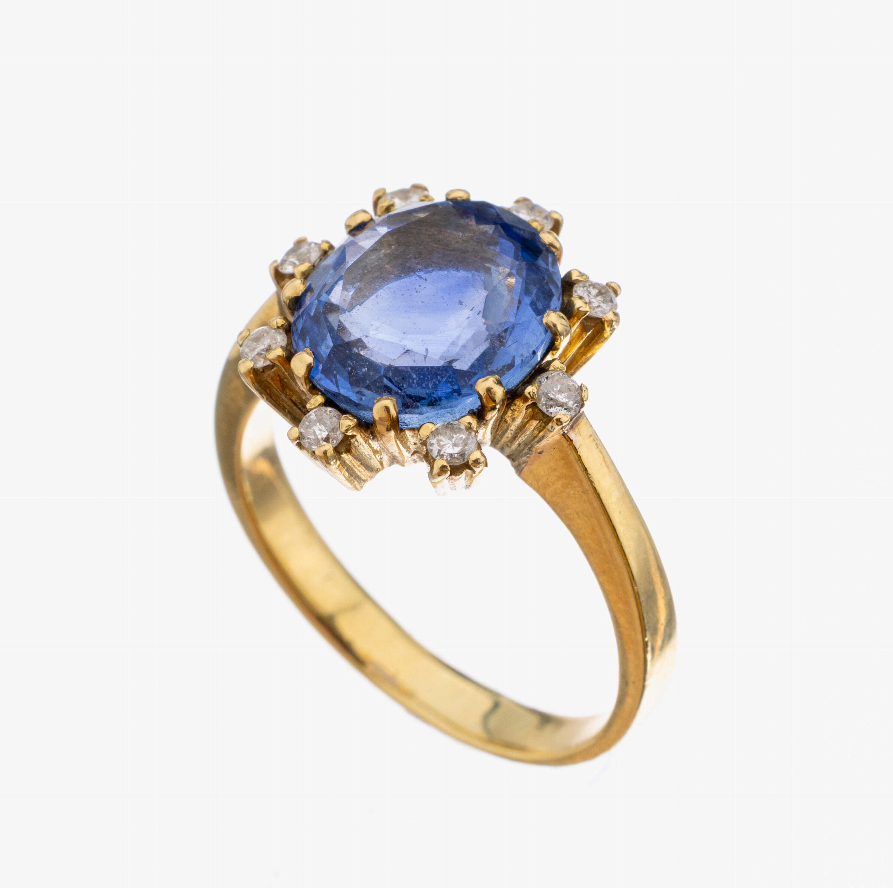 18 kt Gold Saphir-Diamant-Ring, GG 750/000,ovalfacett. Saphir ca. 4.0 ct, umgeben von 8 8/8-Diamanten zus. ca. 0.16 ct Weiß/p, RW 56, ca. 6.4 g