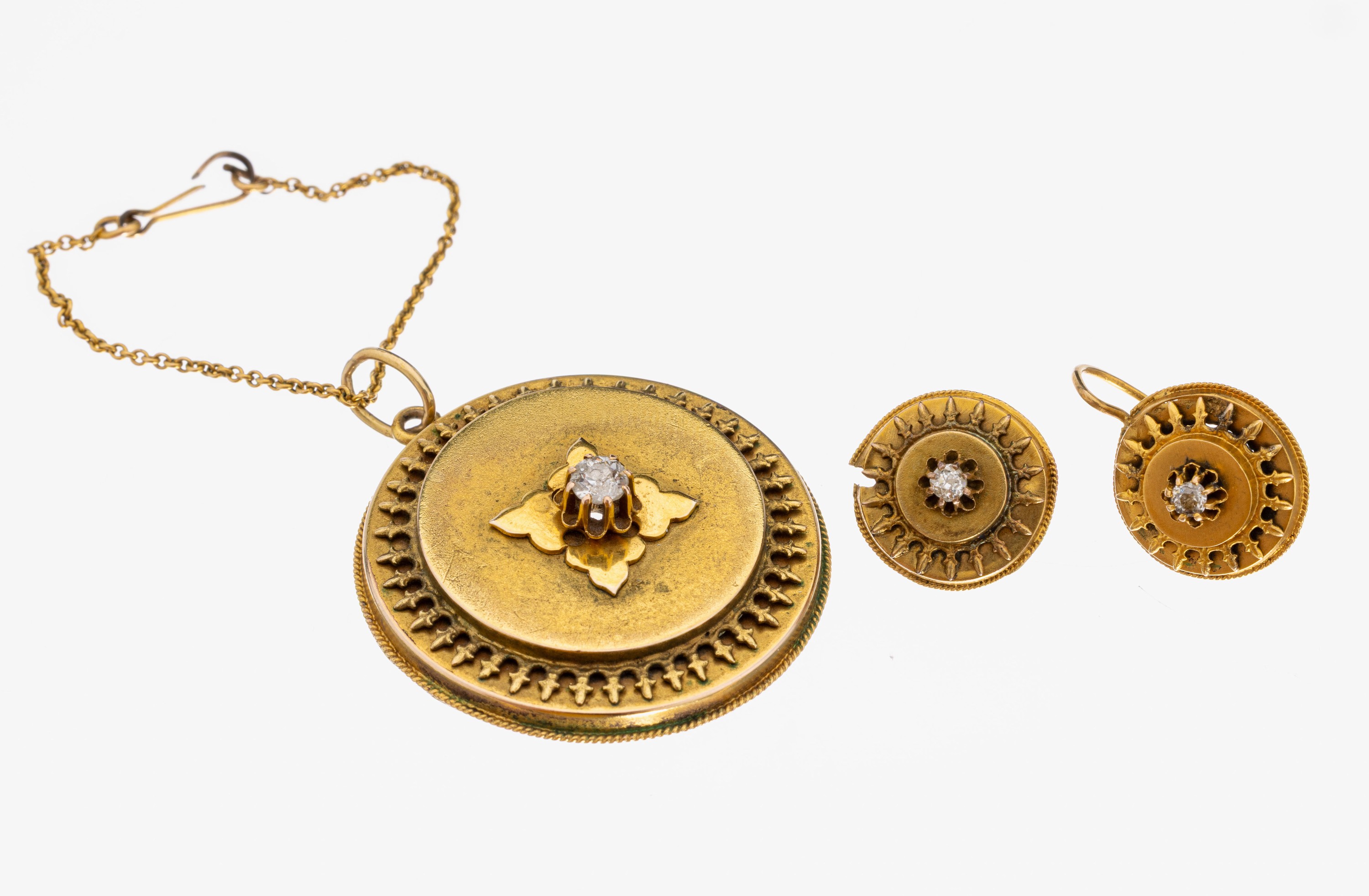 14 kt Gold Diamant-Schmuckset, deutsch um 1860-80, GG 585/000 gepr., best. aus: Anhänger und Paar Ohrstecker (1 x besch.), 3 Altschliffdiamanten ...