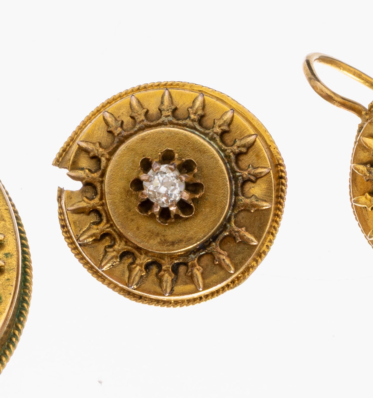 Detail a: 14 kt Gold Diamant-Schmuckset, deutsch um 1860-80, GG 585/000 gepr., best. aus: Anhänger und Paar Ohrstecker (1 x besch.), 3 Altschliffdiamanten ...