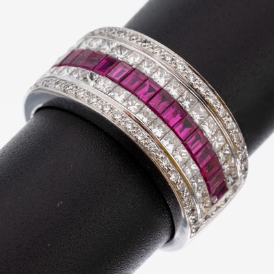 Image 18 kt Gold Diamant-Rubin-Ring, WG 750/000, 32 Princess-Cut Diamanten zus. ca. 1.18 ct ...