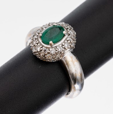 Image 26959683 - 18 kt Gold Smaragd-Brillant-Ring, WG 750/000, mittig ovalfacett. Smaragd ca. 0.70 ct, ...