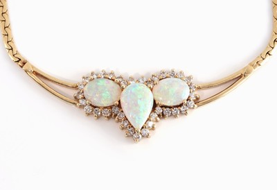 26959689a - 18 kt Gold Brillant-Collier, GG 750/000, Mittelteil mit 3 Opal-Synthesen, 36 ...