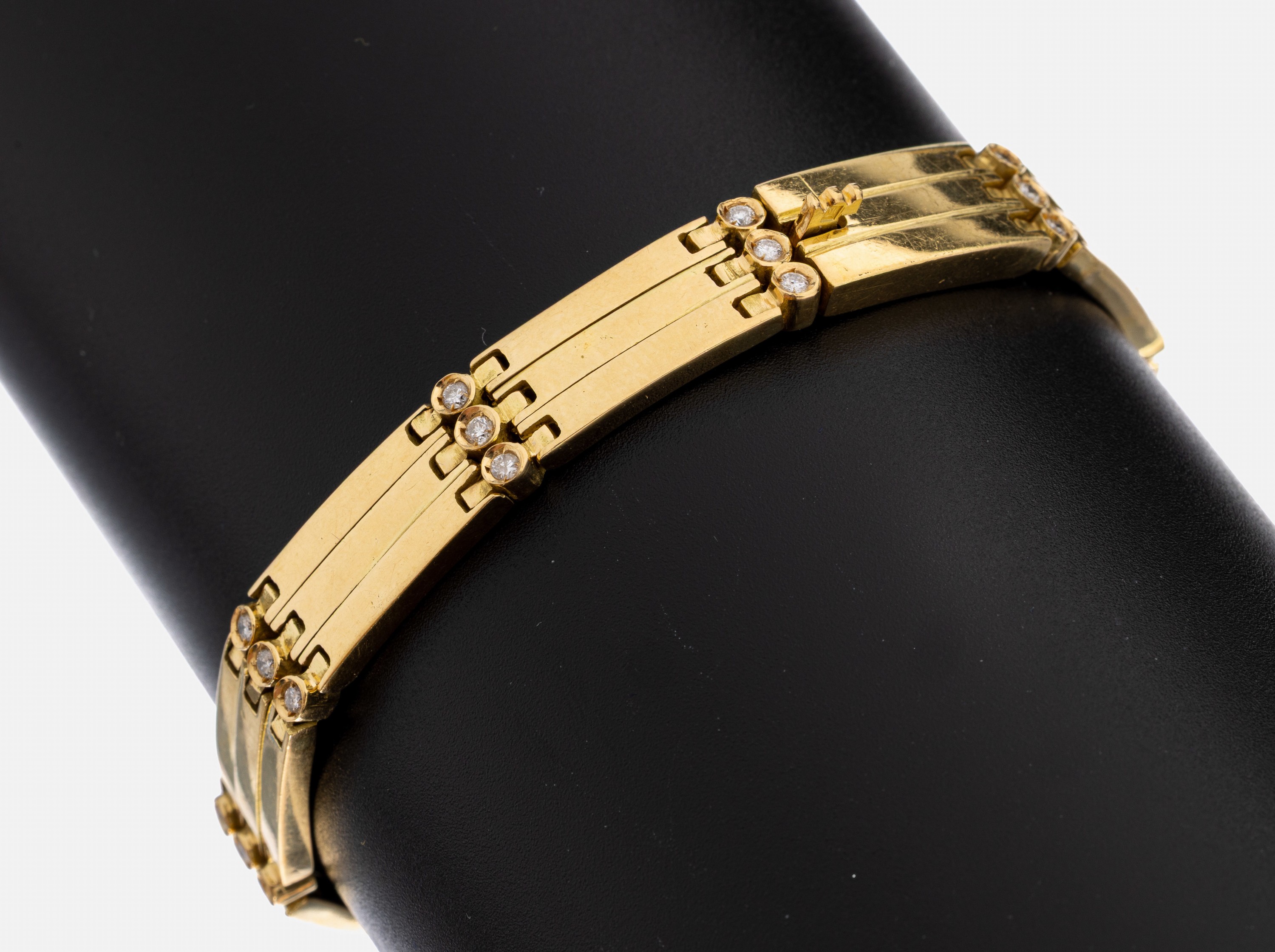18 kt Gold Brillant-Armband, GG 750/000, schöne schwere Verarbeitung, 30 Brillanten zus. ca. 0.39 ct Weiß/p, L. ca. 19 cm, Kastenschloss, ca. 50 g