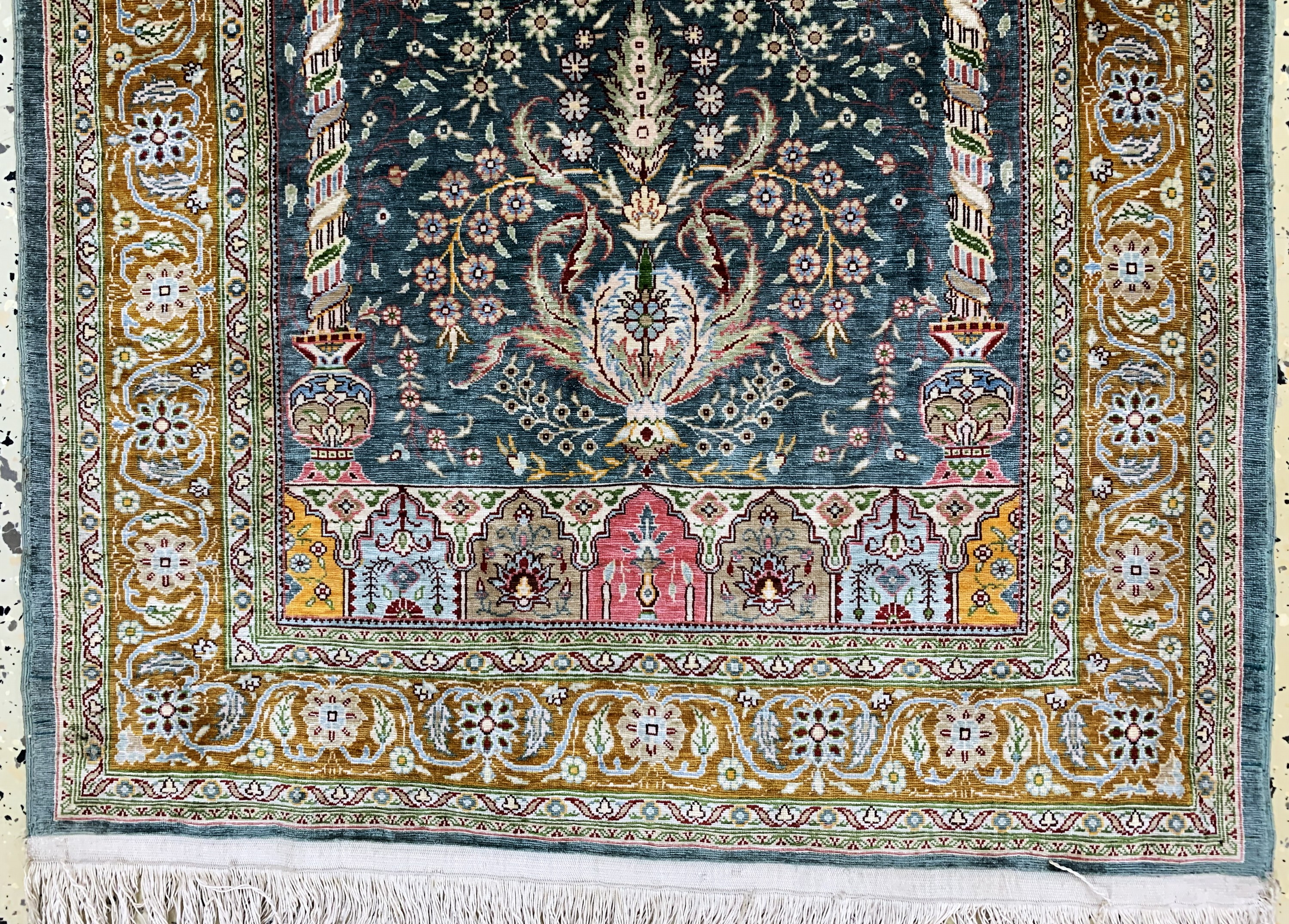 Detail b: Hereke Seide fein signiert, Türkei, Mitte 20.Jhd, reine Naturseide, ca. 95 x 66 cm, ca. 1,0 Mio. Kn/qm, EHZ: 1-2