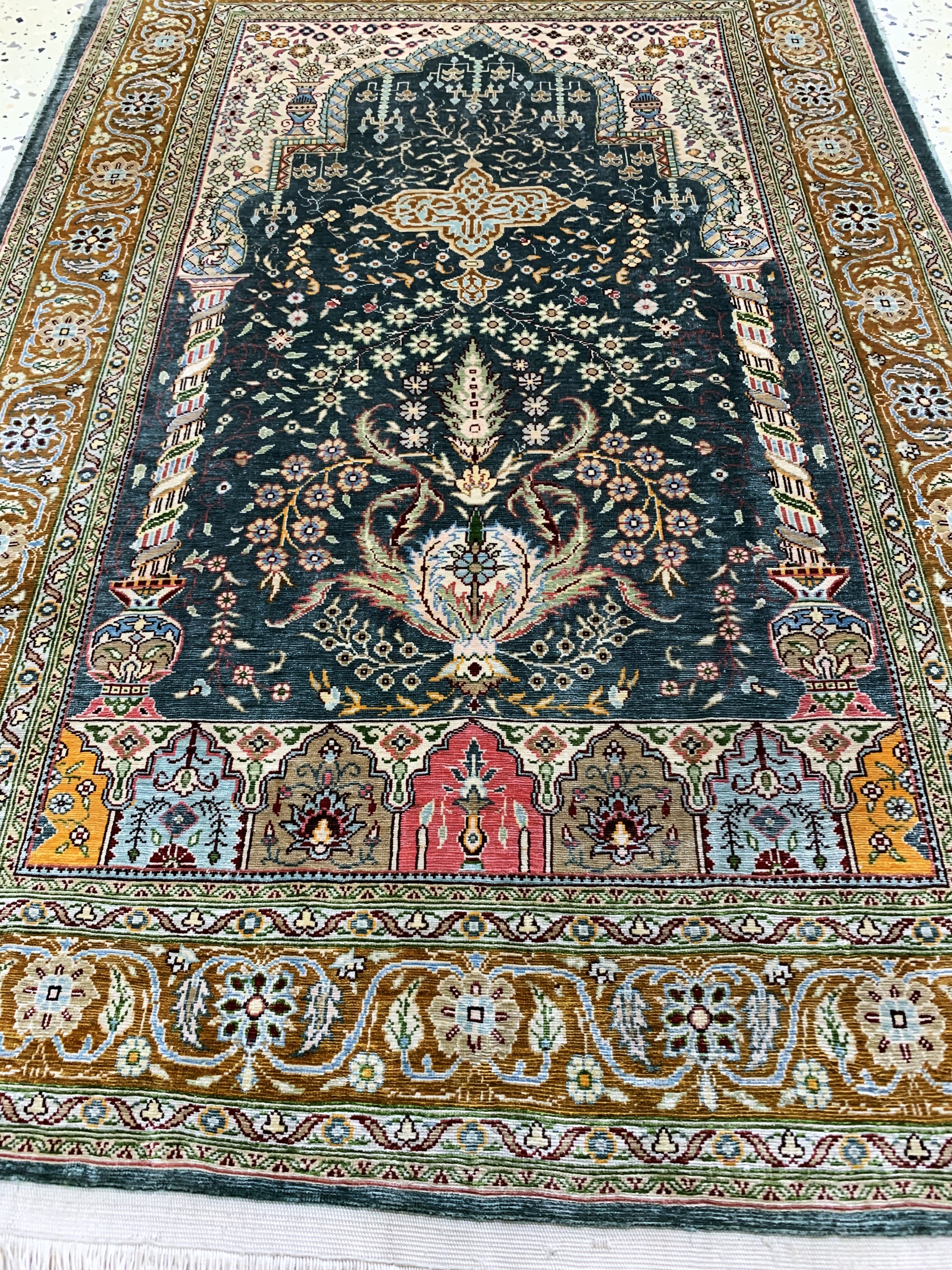 Detail e: Hereke Seide fein signiert, Türkei, Mitte 20.Jhd, reine Naturseide, ca. 95 x 66 cm, ca. 1,0 Mio. Kn/qm, EHZ: 1-2