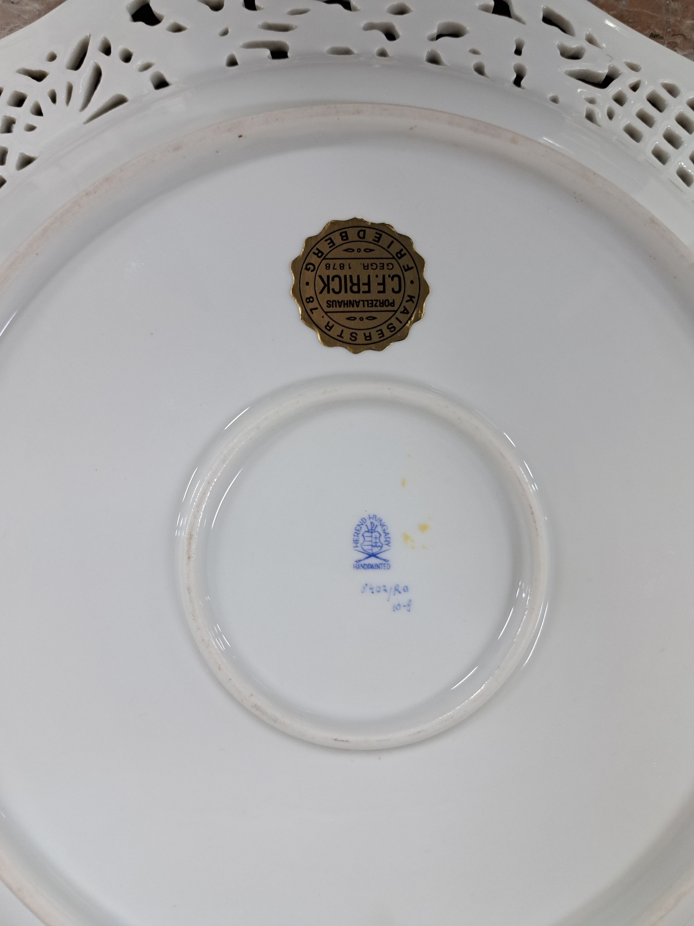 Detail a: Runde Platte mit durchbrochenem Rand, Herend, Ungarn, 2.Hälfte 20.Jh., Porzellan, handbemalt, Dekor Rothschild, Spiegel mit Vögeln und Insekten, ...