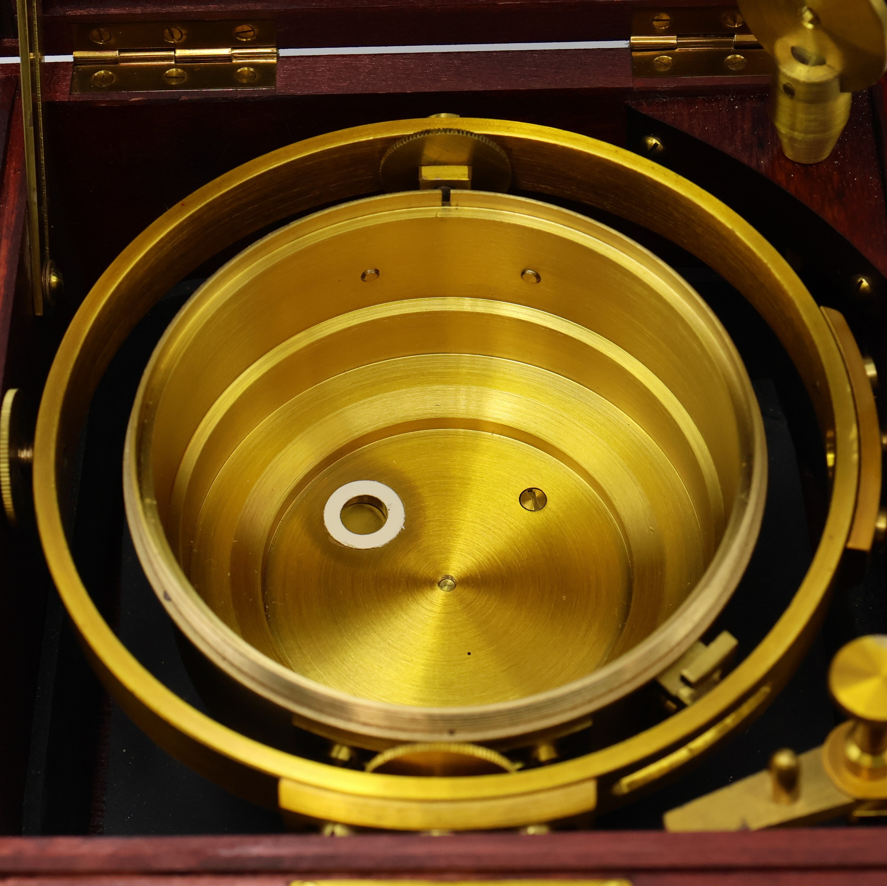 Detail h: POLJOT nahezu neuwertiger Marinechronometer Nr. 21167, UDSSR lt. Pass von 1996, 3-tlg. Holzkasten, orig. Transportkasten, kardanisch aufgehängtes ...