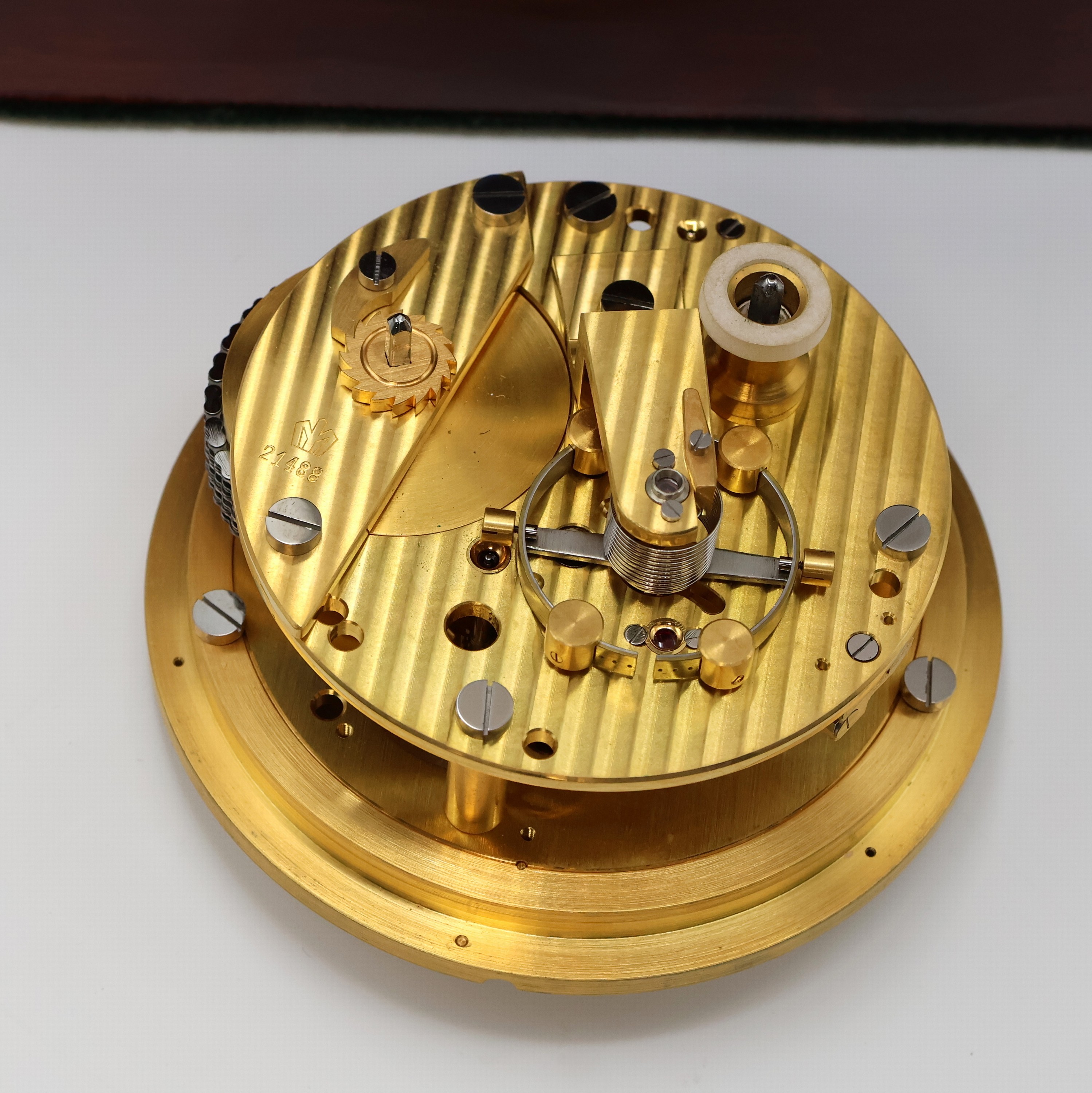Detail i: POLJOT nahezu neuwertiger Marinechronometer Nr. 21167, UDSSR lt. Pass von 1996, 3-tlg. Holzkasten, orig. Transportkasten, kardanisch aufgehängtes ...