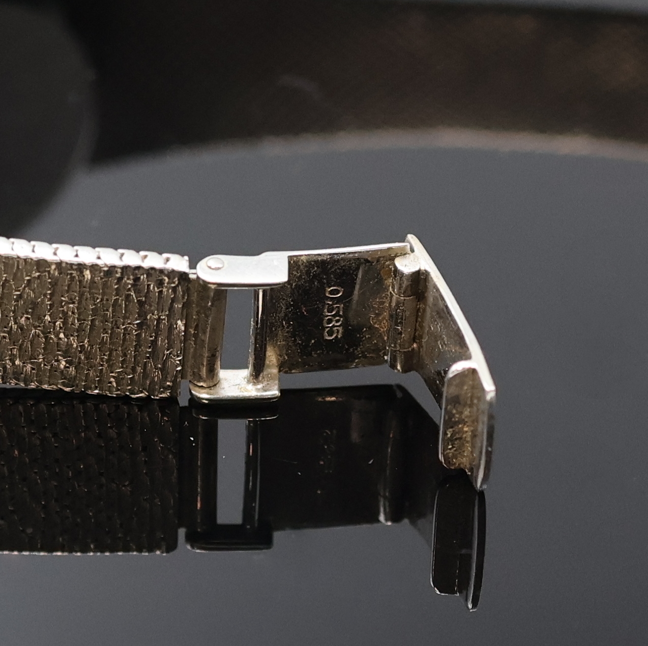 Detail b: PRIOSA Damenarmbanduhr in WG 585/000 mit Diamanten, Schweiz um 1965, Handaufzug, Boden aufgedr., Goldband, Lünette aufw. m. Diamanten bes., ...
